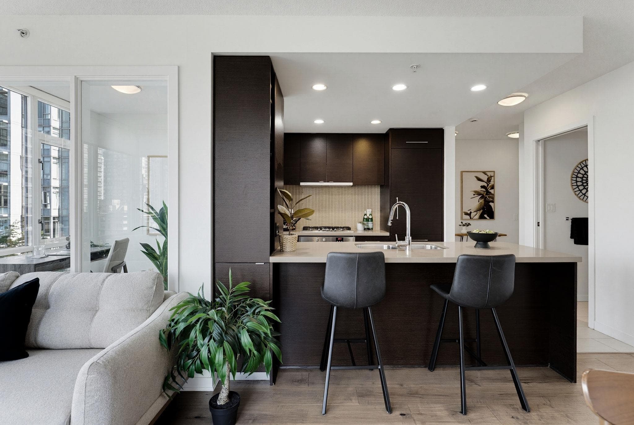 708 - 833 Homer Street, Vancouver, V6B 0H4 — photo 1