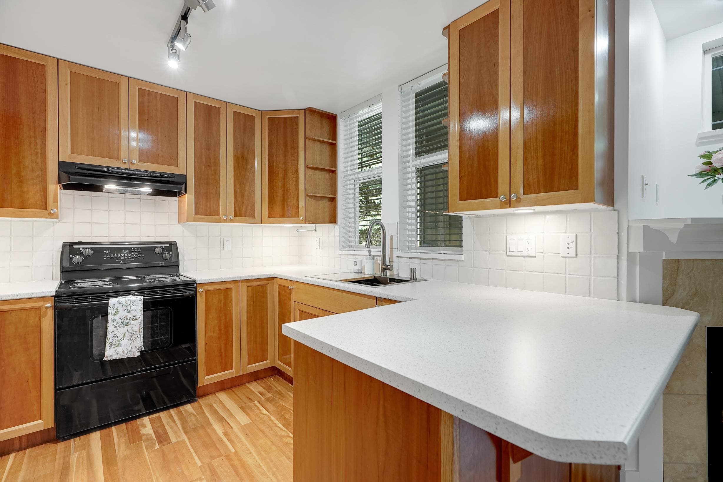 211 - 15350 16a Avenue, Surrey, V4A 1S9 — photo 3