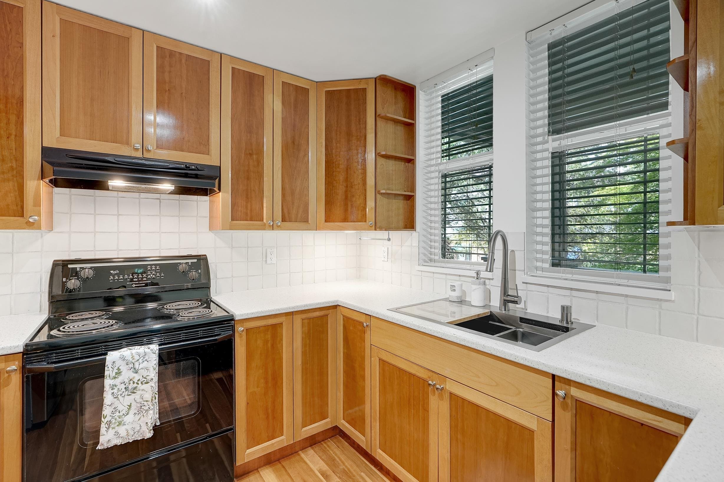 211 - 15350 16a Avenue, Surrey, V4A 1S9 — photo 1