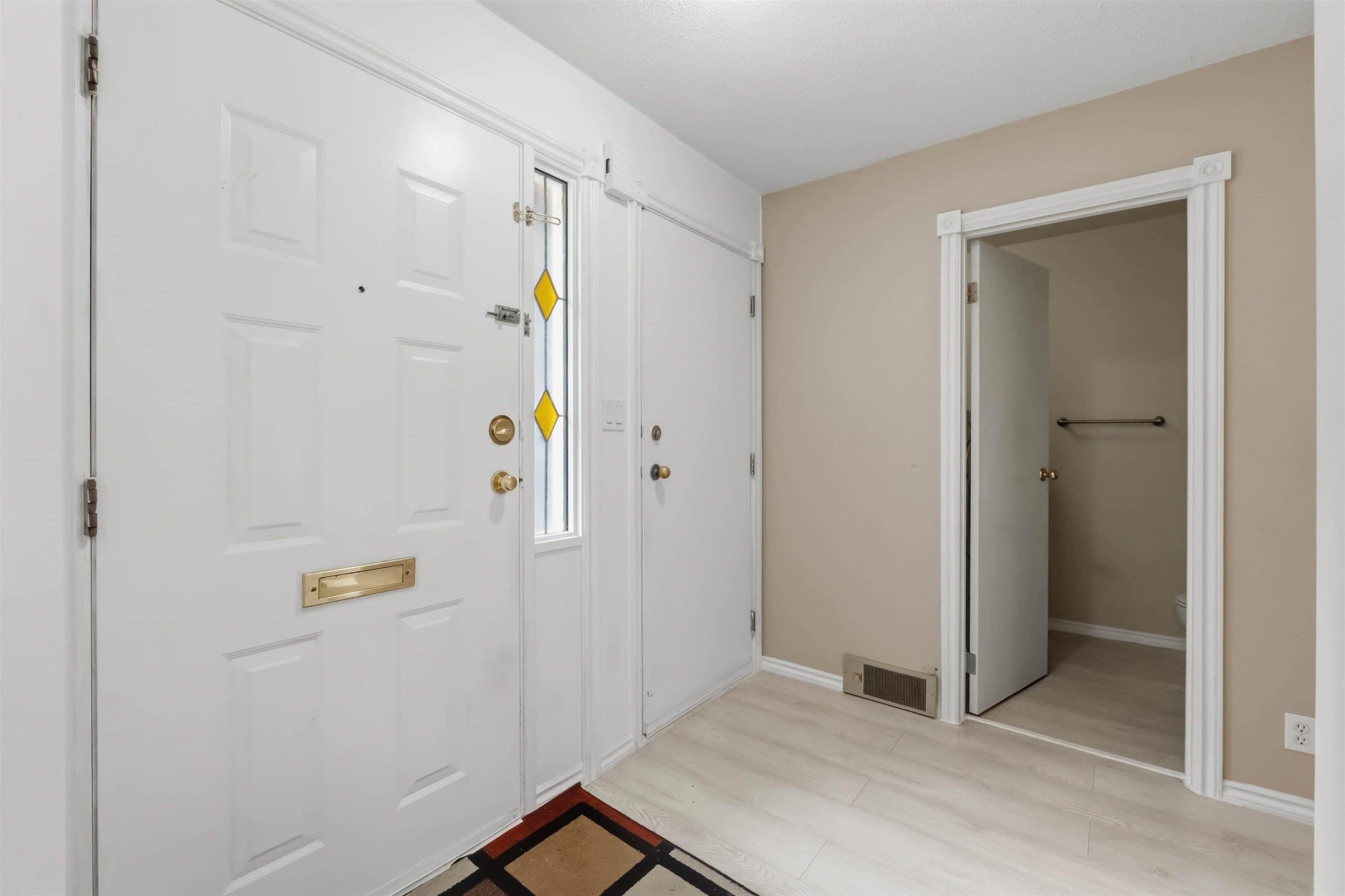 2 - 10094 154 Street, Surrey, V3R 4J6 — photo 2