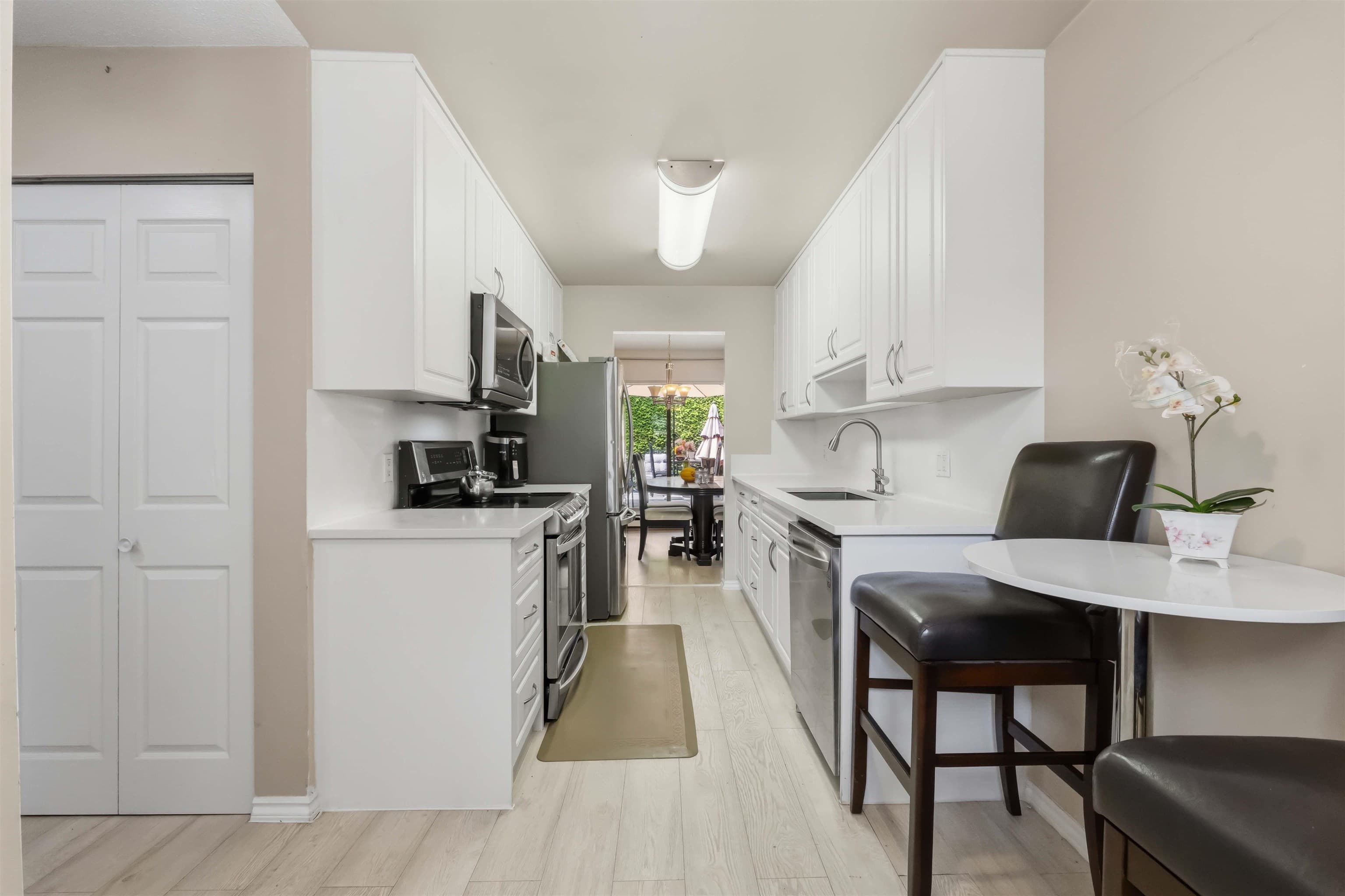 2 - 10094 154 Street, Surrey, V3R 4J6 — photo 4