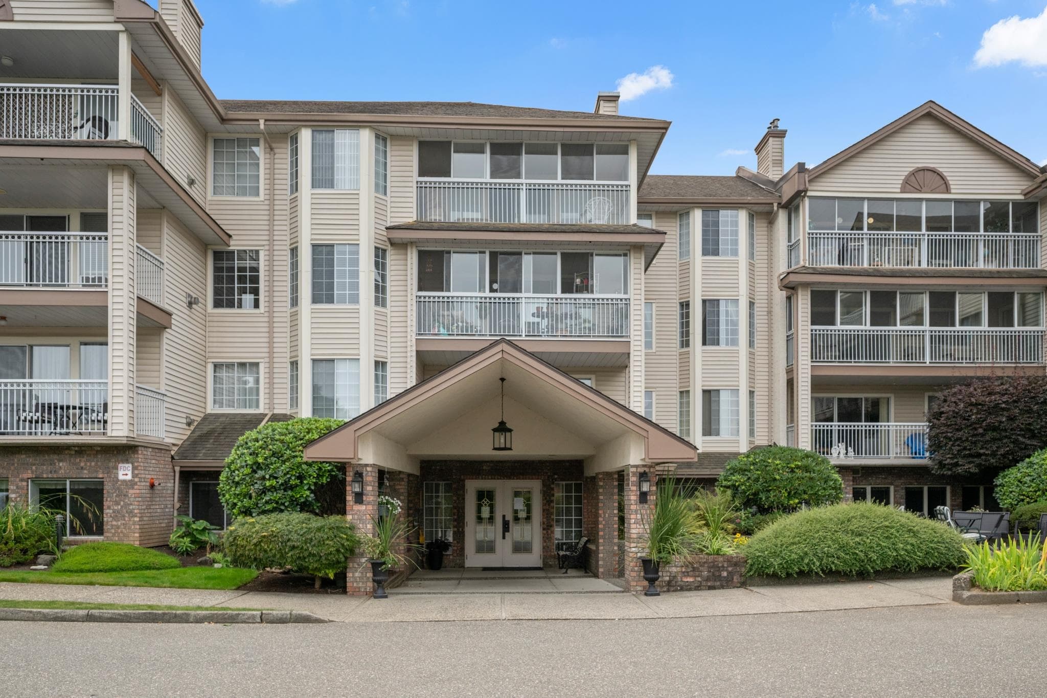 201 - 2491 Gladwin Road, Abbotsford, V2T 3N8 — photo 2
