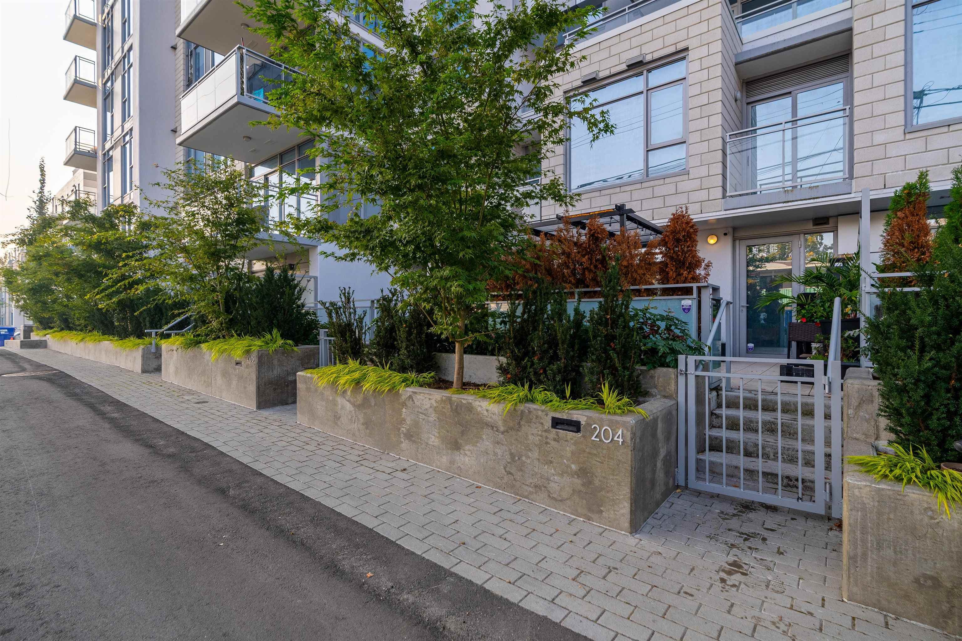 204 - 2435 Kingsway, Vancouver, V5R 5G8 — photo 1
