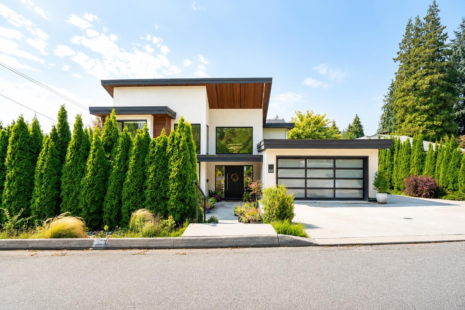 955 Forest Hills Drive, North Vancouver, V7R 1N4 — photo 2