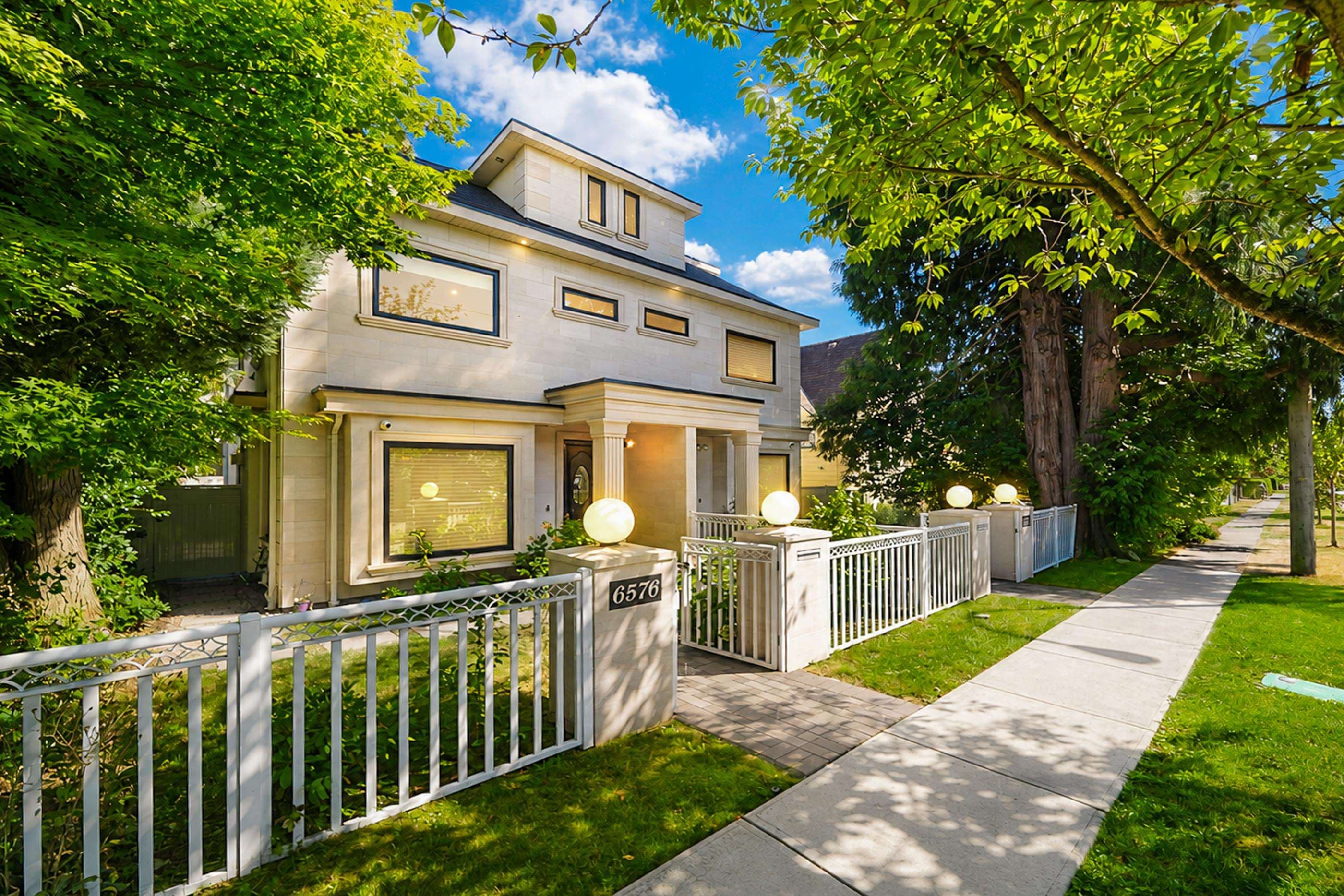 6576 Yew Street, Vancouver