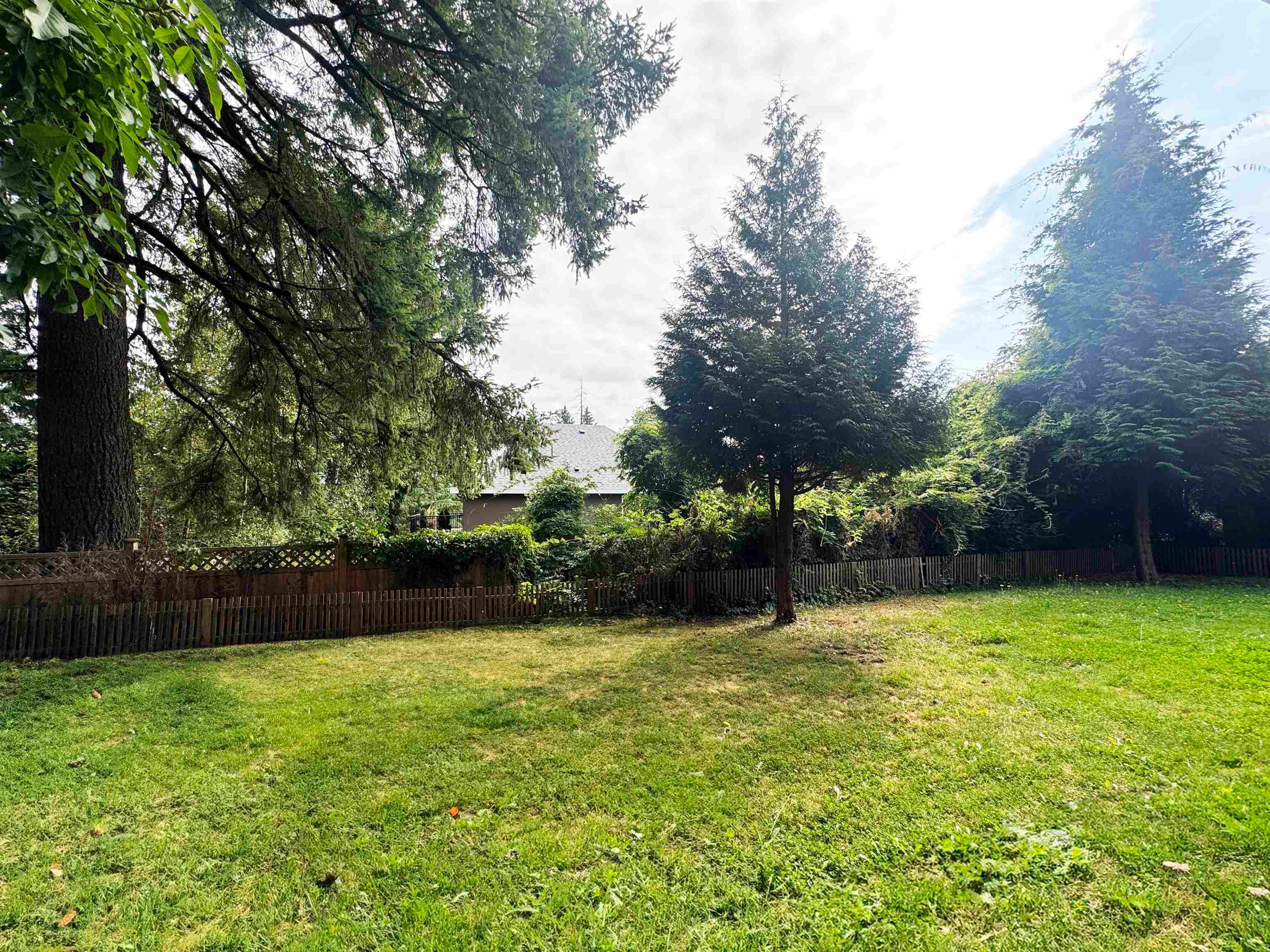14000 Wellington Crescent, Surrey