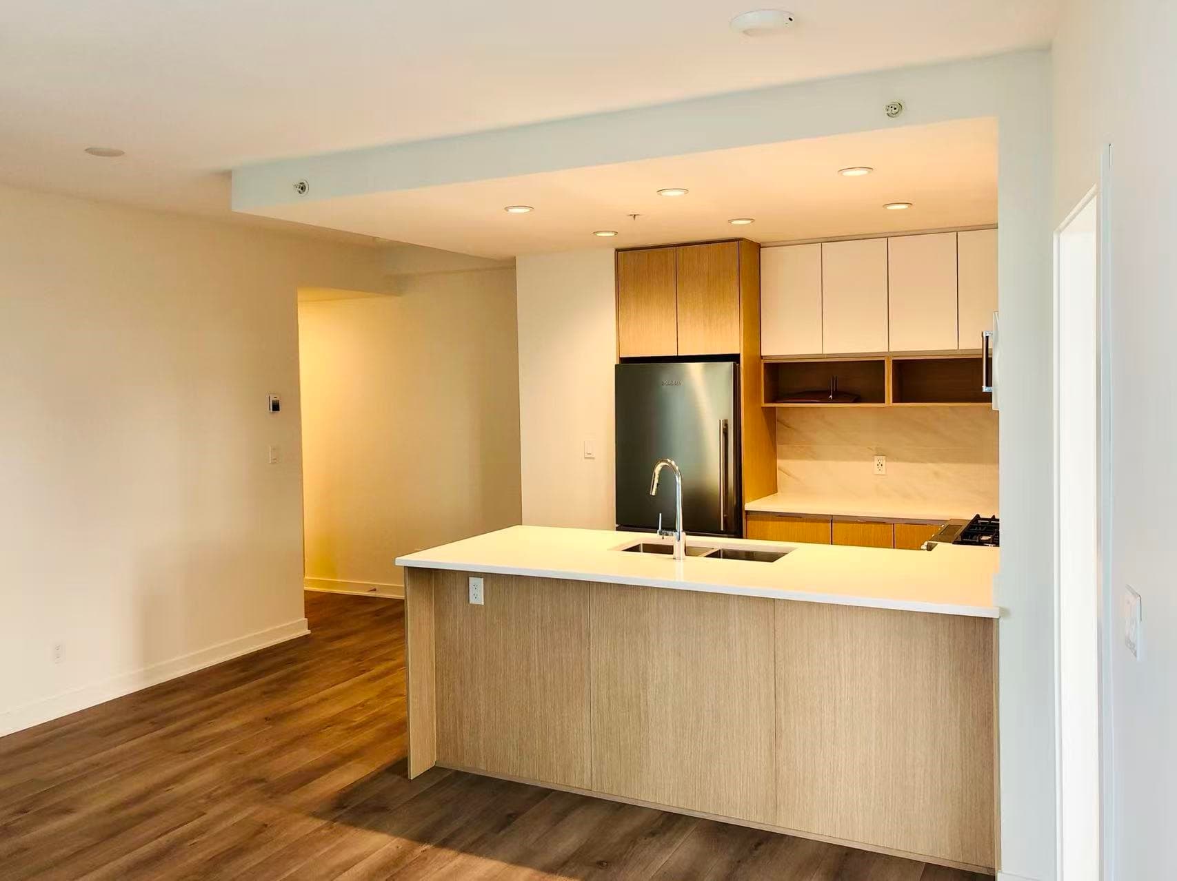 8xx - 8940 University Crescent, Burnaby, V5A 0E7 — photo 2