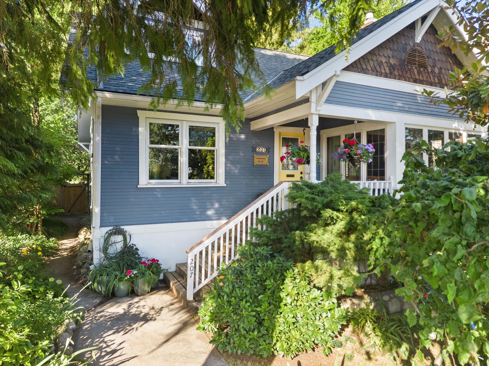 207 Eighth Street, New Westminster, V3M 3P8 — photo 1