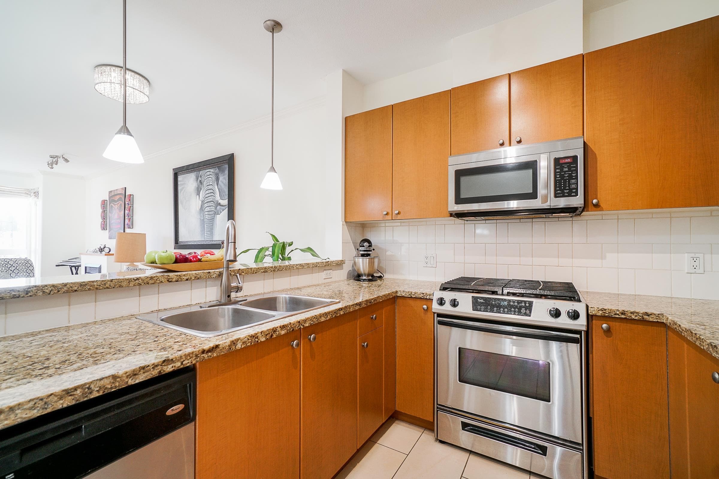 407 - 14 E Royal Avenue, New Westminster, V3L 5W5 — photo 2