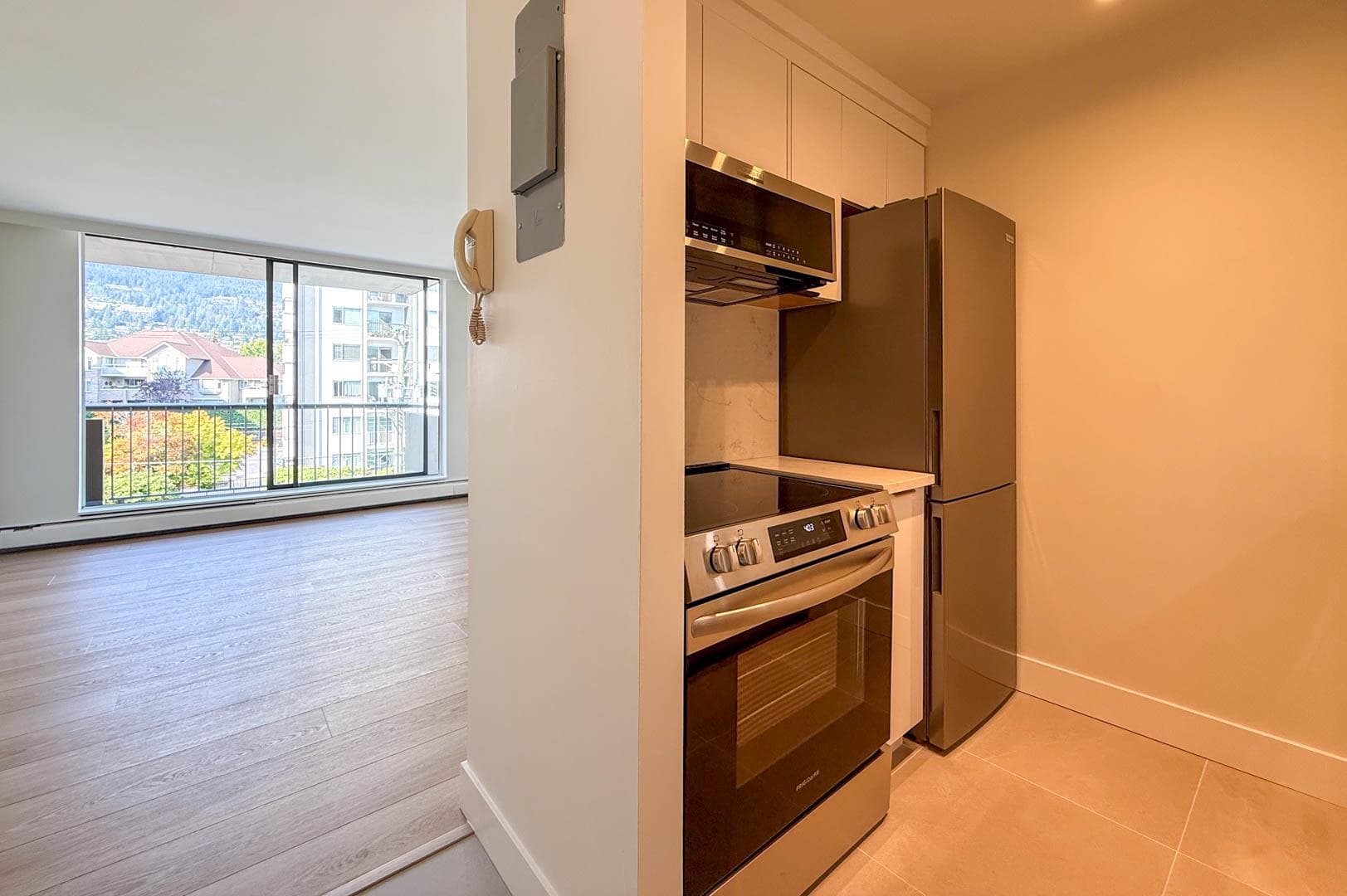 403 - 2150 Bellevue, West Vancouver, V7V 1C4 — photo 2