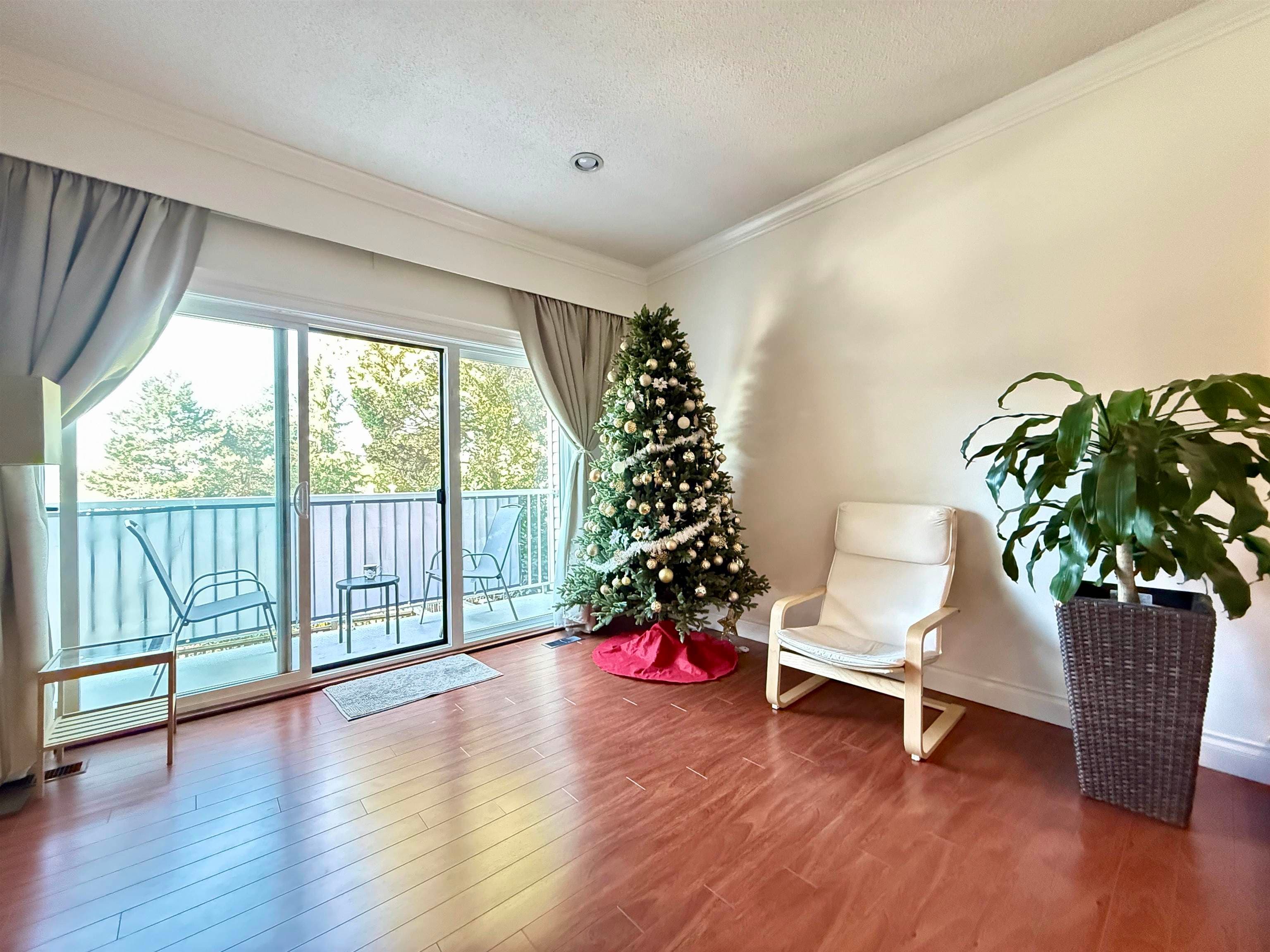 6722 Kneale Place, Burnaby, V5B 2Z2 — photo 5