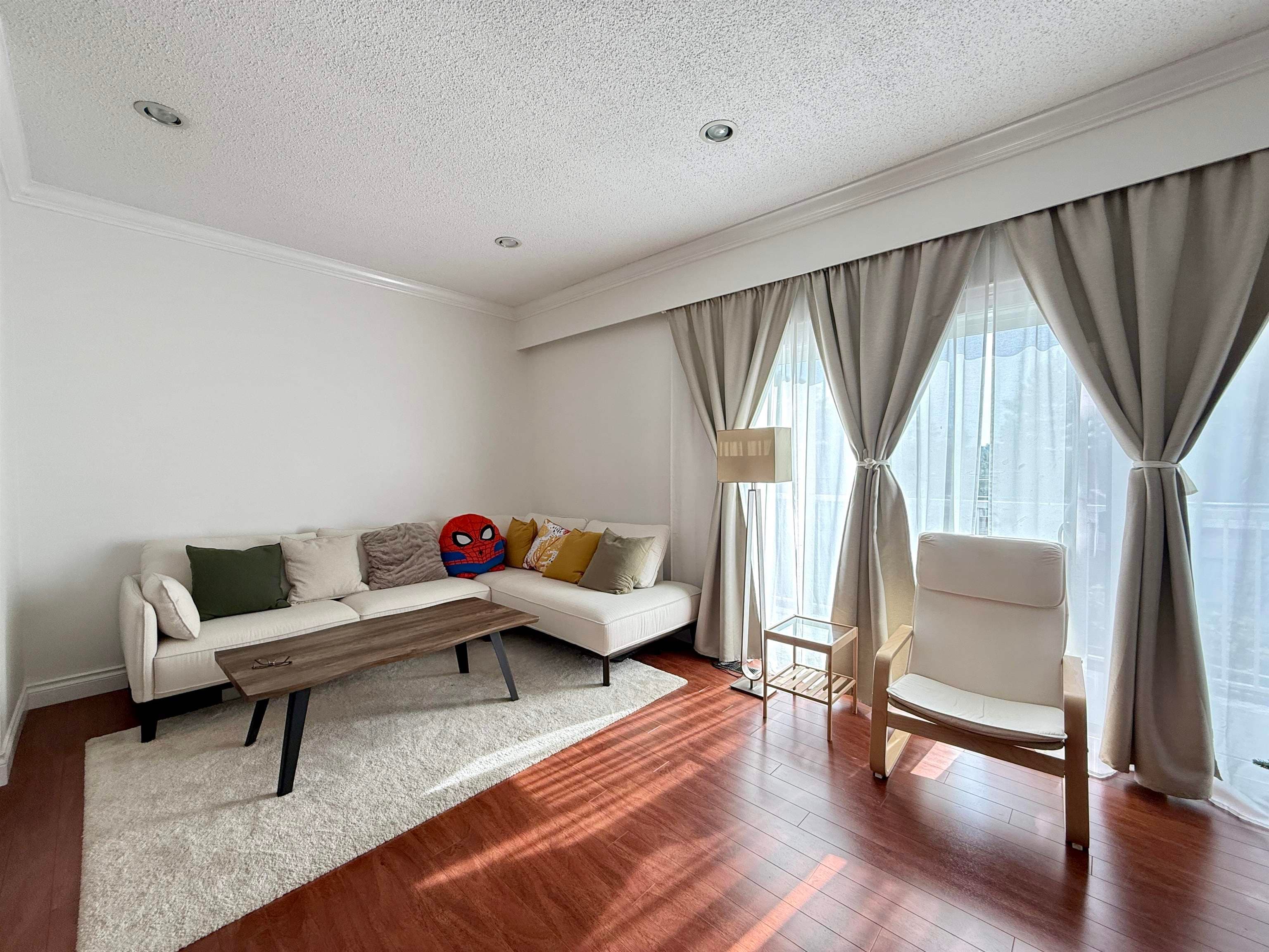 6722 Kneale Place, Burnaby, V5B 2Z2 — photo 4