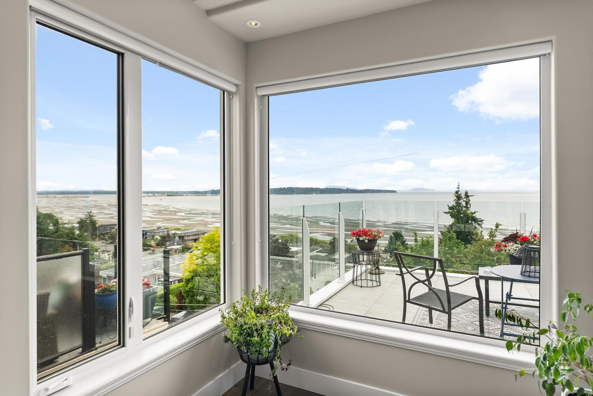 15507 Columbia Avenue, White Rock, V4B 1K5 — photo 1
