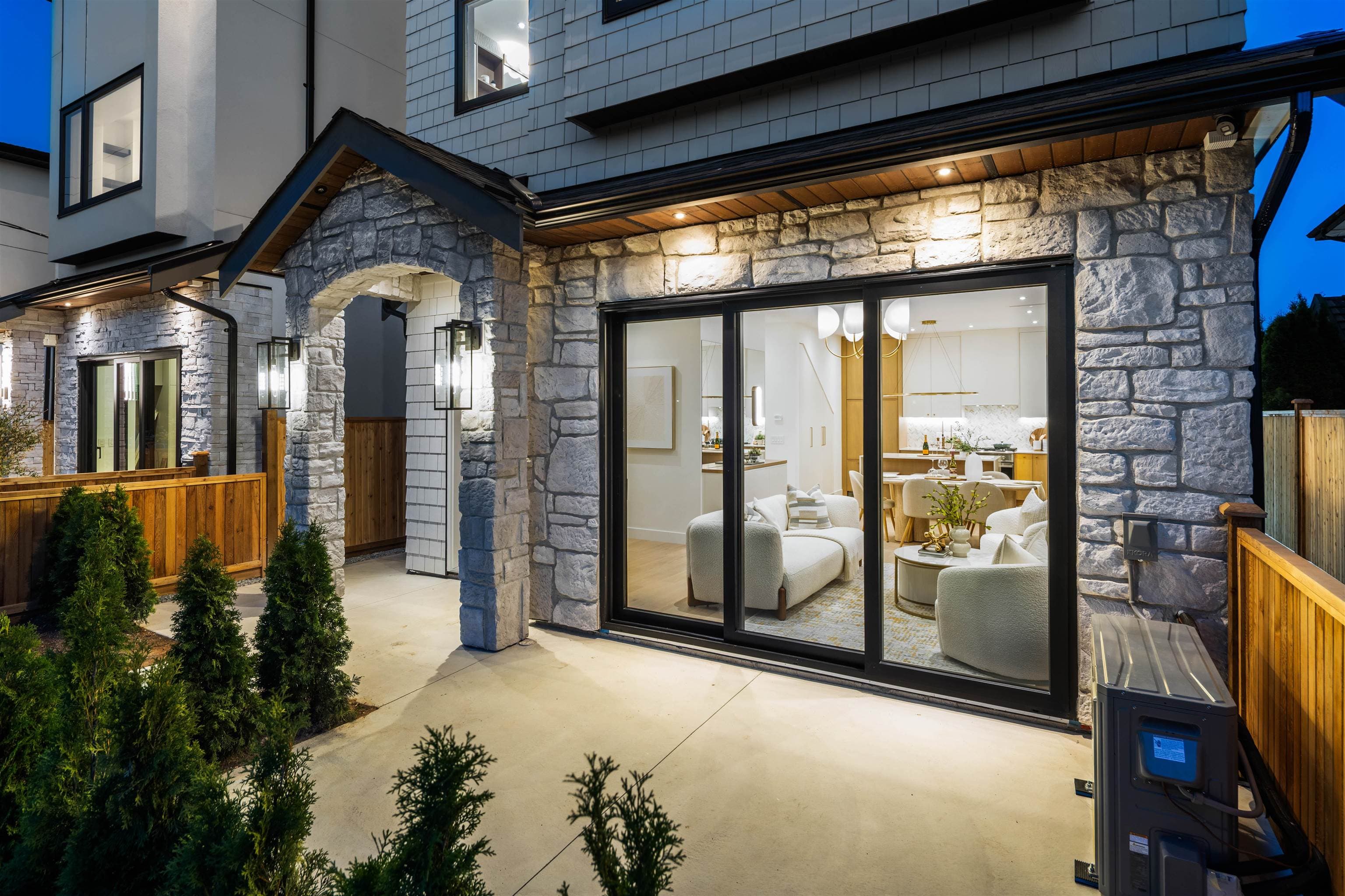 2 - 6682 Napier Street, Burnaby, V5B 2C3 — photo 2