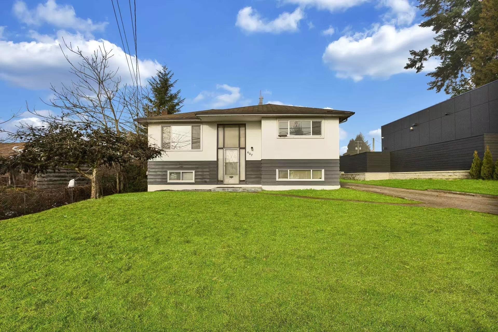607 Alderson Avenue, Coquitlam, V3K 1T4 — photo 1