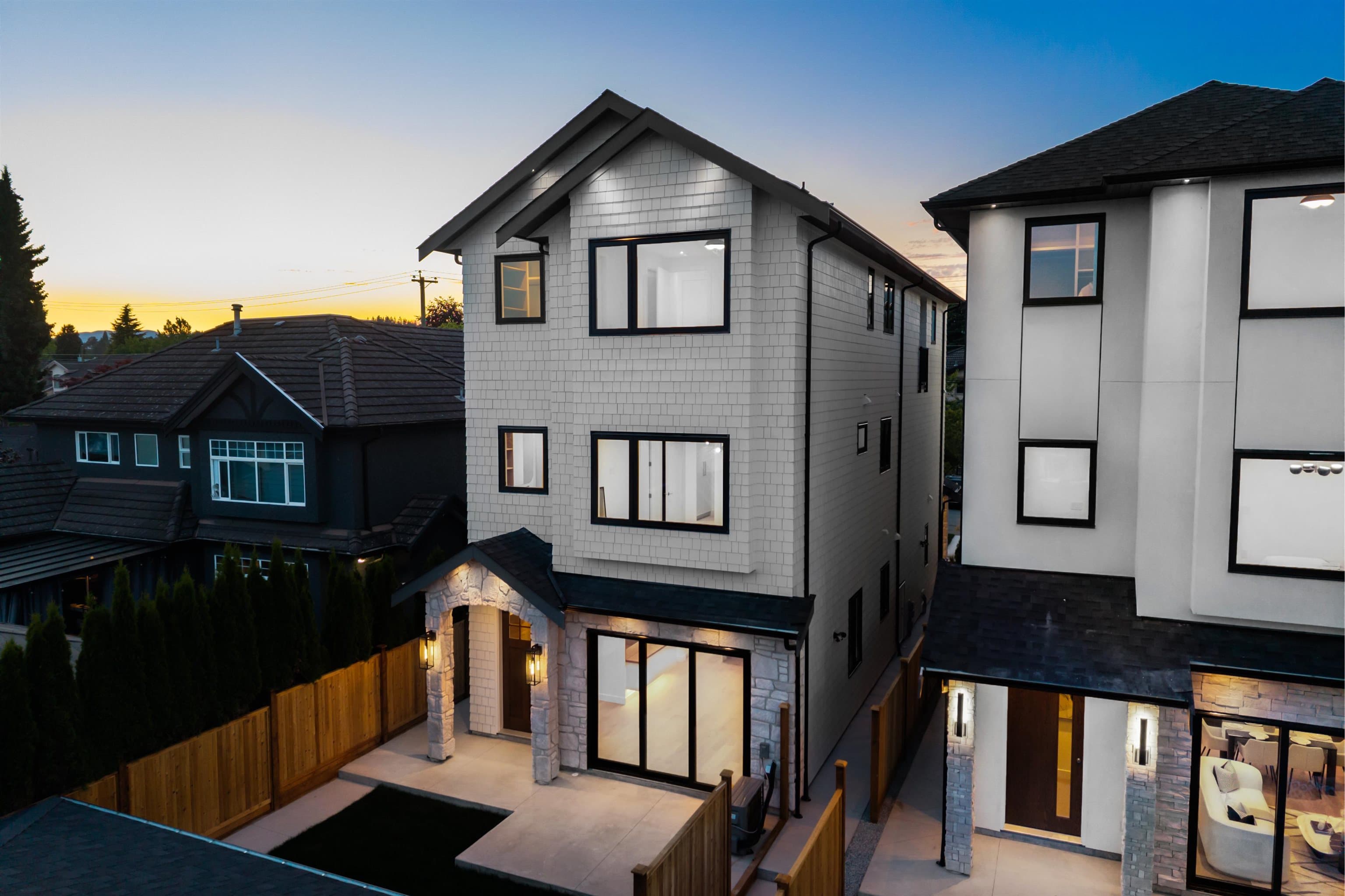4 - 6682 Napier Street, Burnaby, V5B 2C3 — photo 2