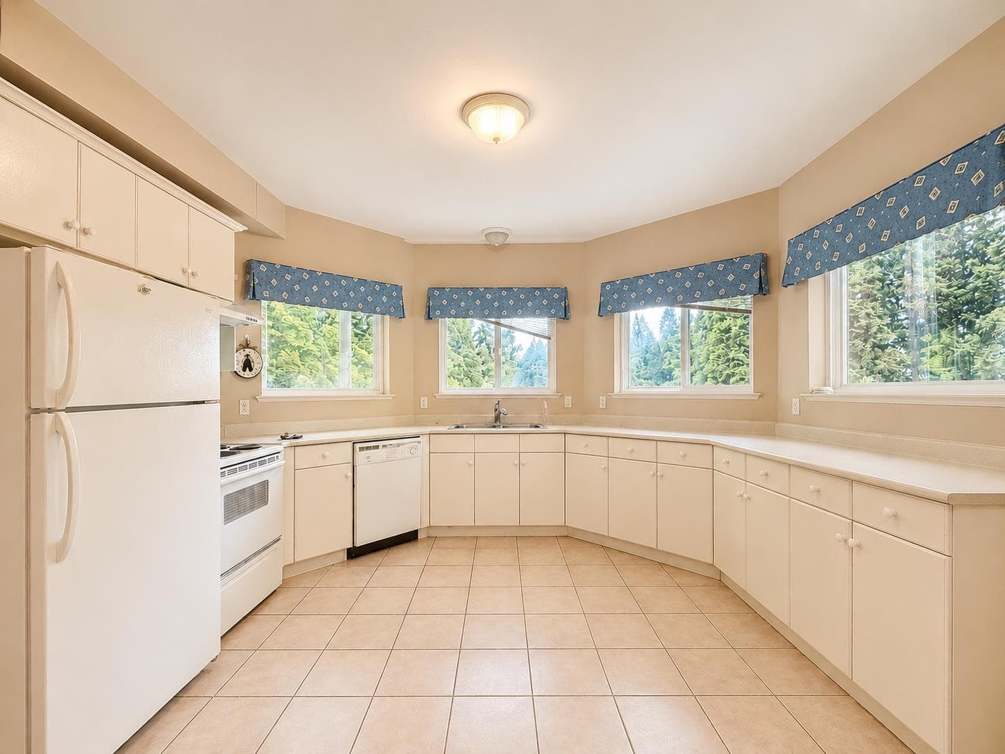 1625 Parkway Blvd, Coquitlam, V3E 3M7 — photo 2