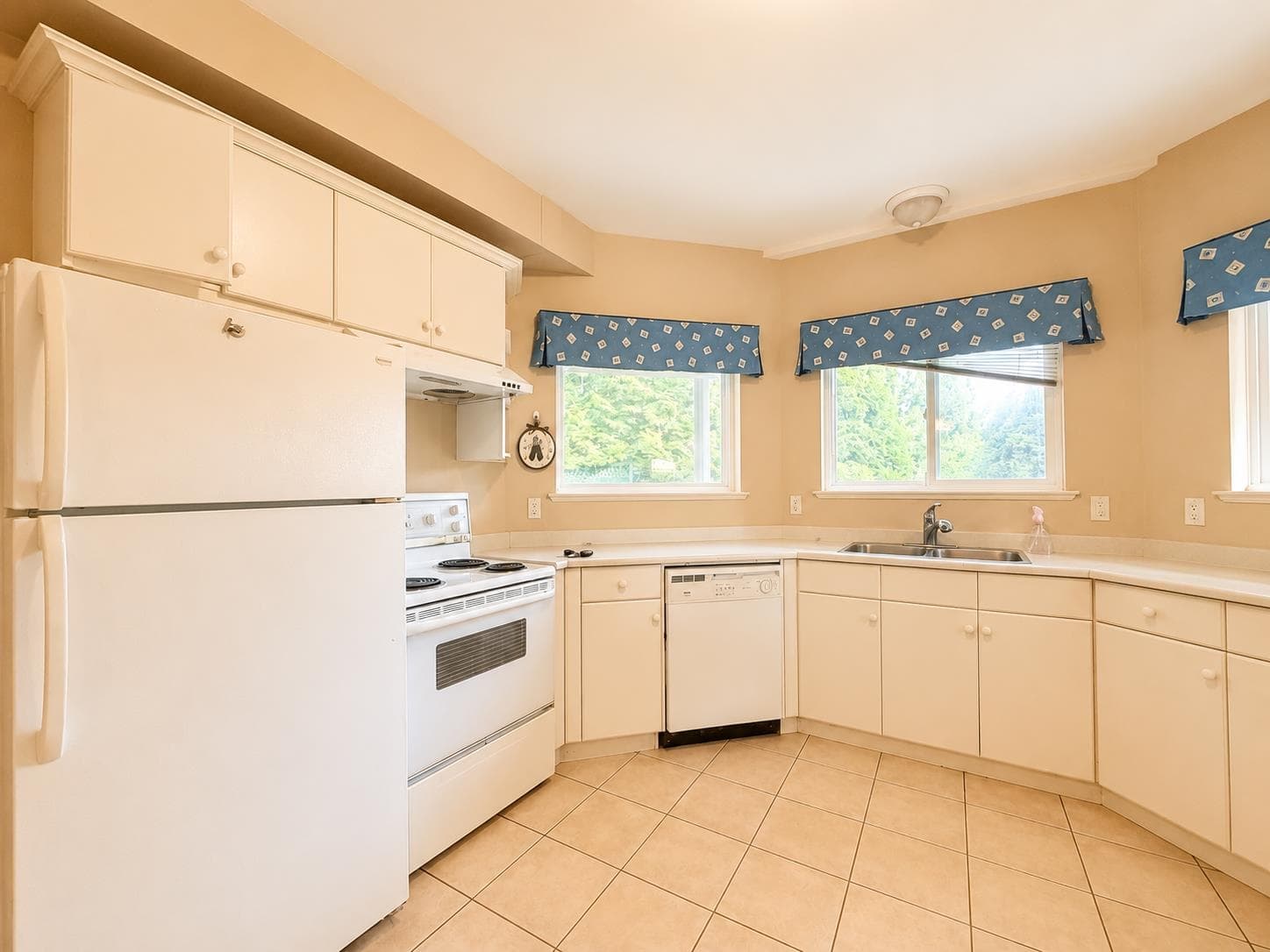1625 Parkway Blvd, Coquitlam, V3E 3M7 — photo 3
