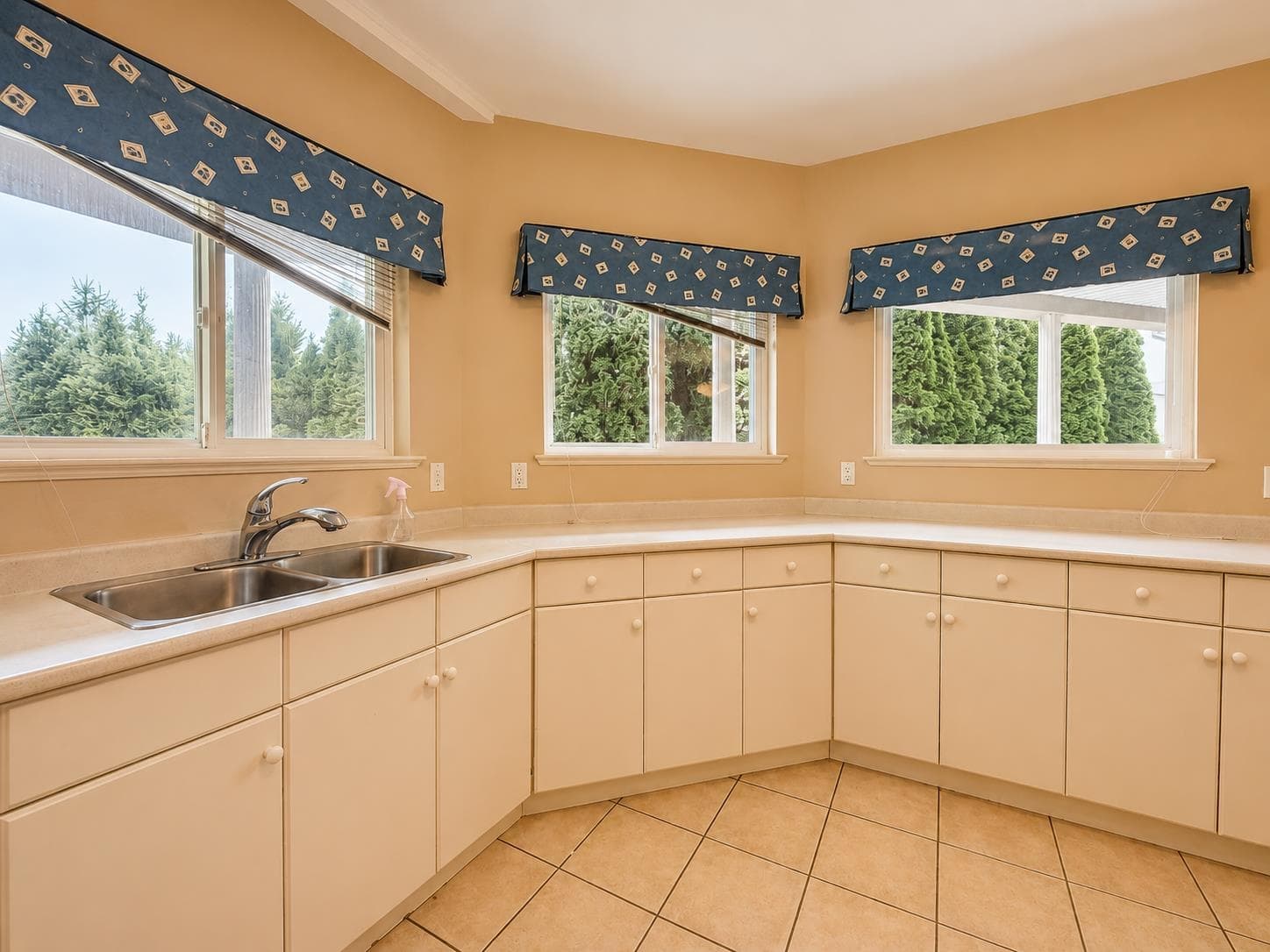 1625 Parkway Blvd, Coquitlam, V3E 3M7 — photo 4