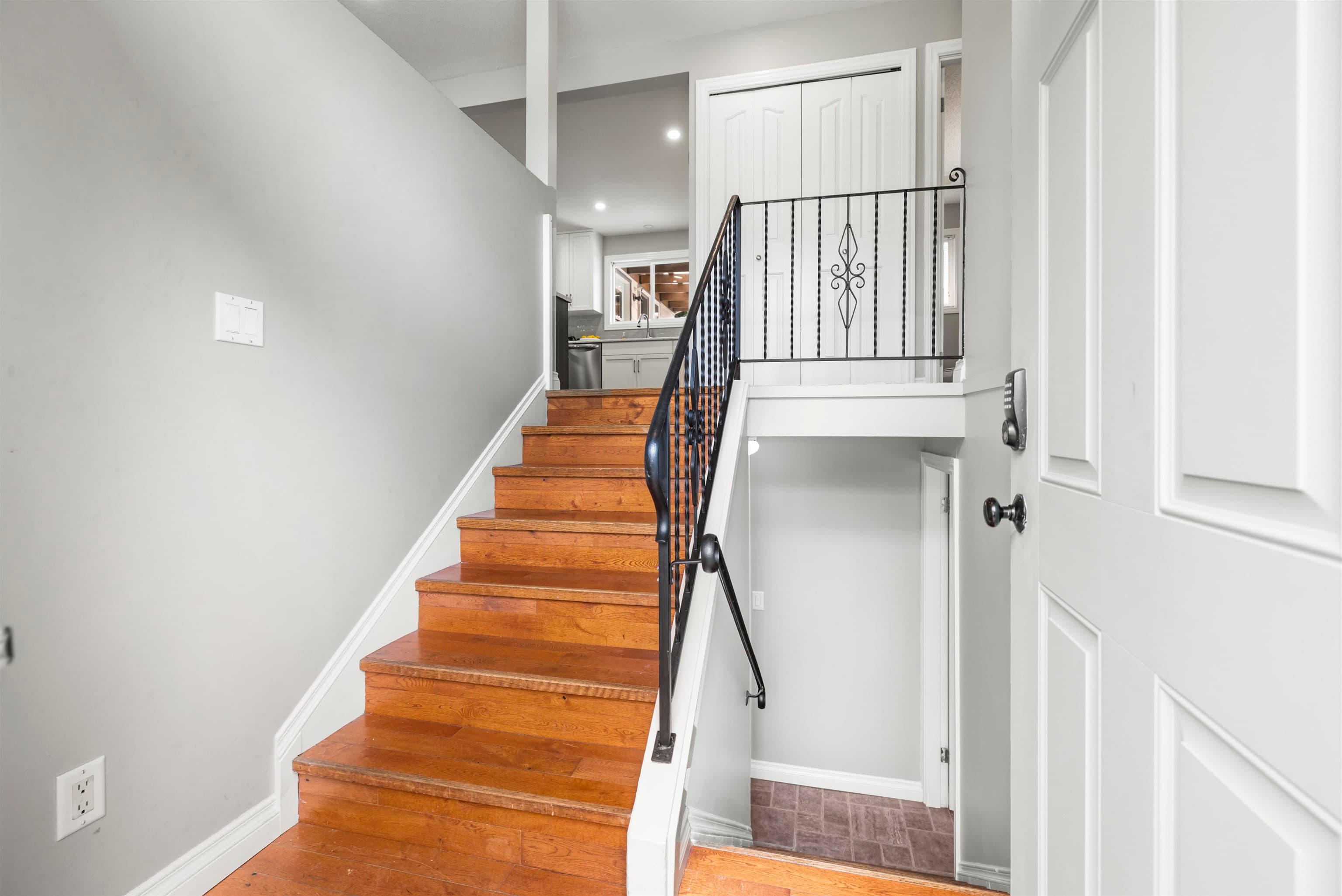 2454 Aladdin Crescent, Abbotsford, V2S 5K7 — photo 3