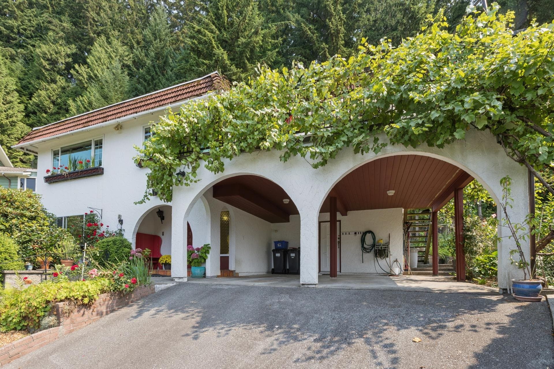 704 Maurelle Court, North Vancouver, V7R 2M1 — photo 2