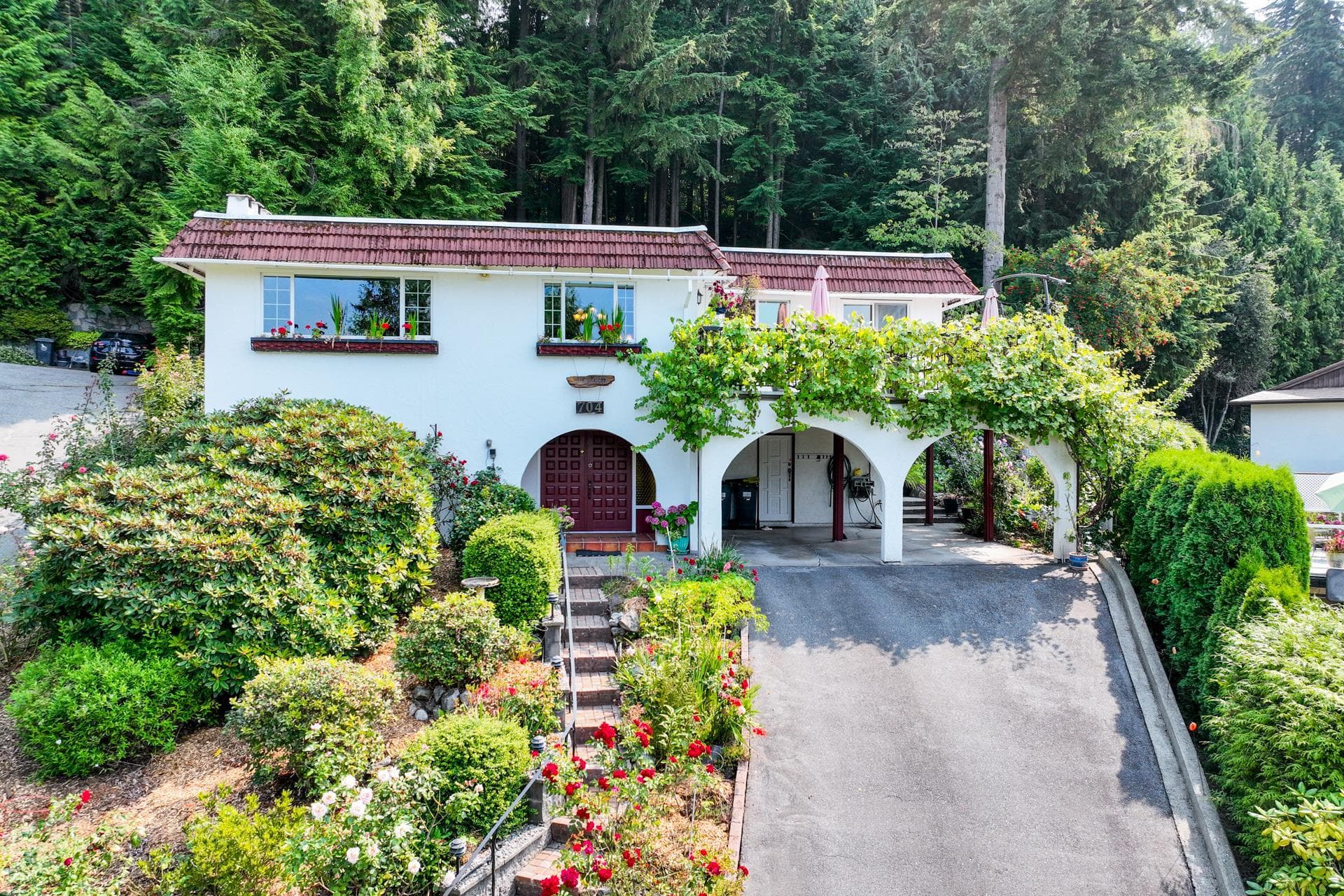 704 Maurelle Court, North Vancouver, V7R 2M1 — photo 1