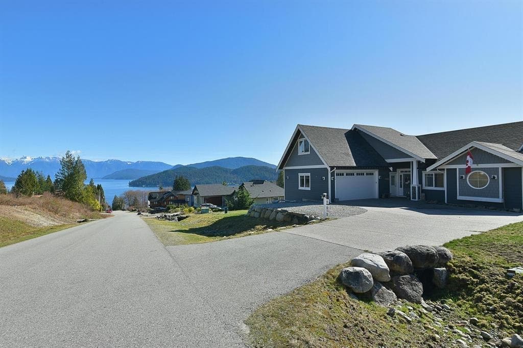 605 Woodland Avenue, Gibsons, V0N 1V1 — photo 2