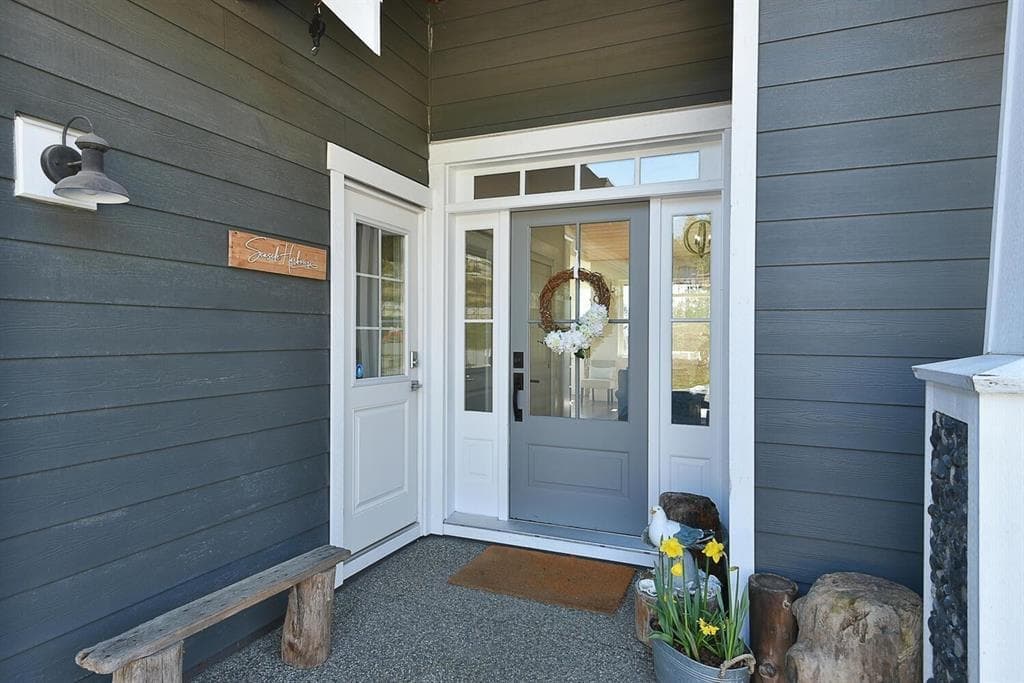 605 Woodland Avenue, Gibsons, V0N 1V1 — photo 1