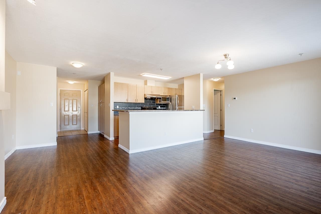 401 - 15220 Guildford Drive, Surrey, V3R 0Y6 — photo 2