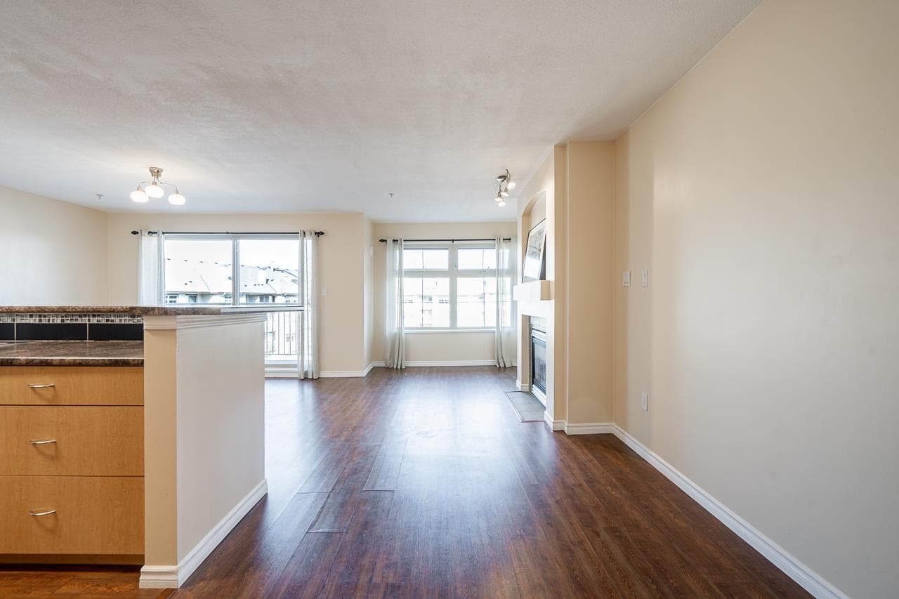 401 - 15220 Guildford Drive, Surrey, V3R 0Y6 — photo 3