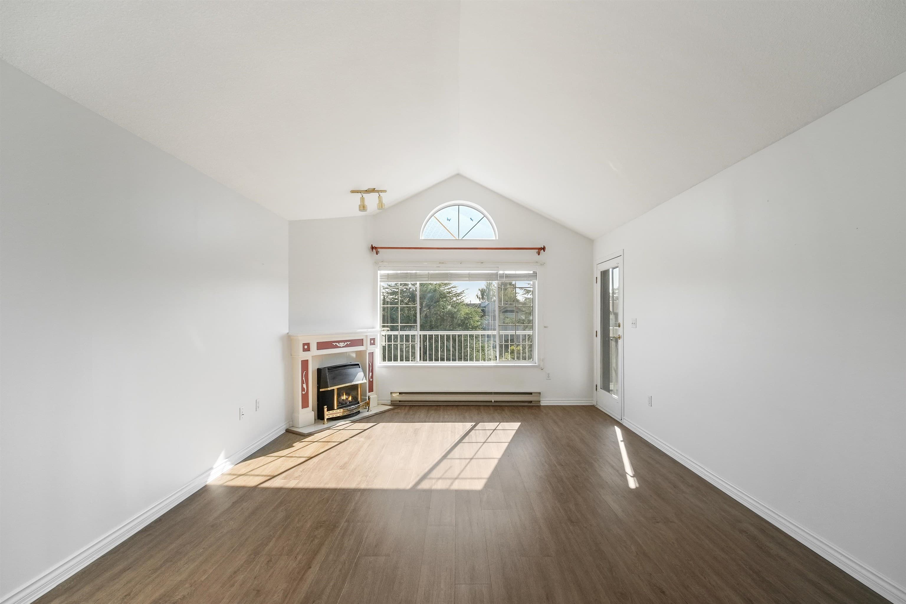 311 - 5375 205th Street, Langley, V3A 7V7 — photo 3