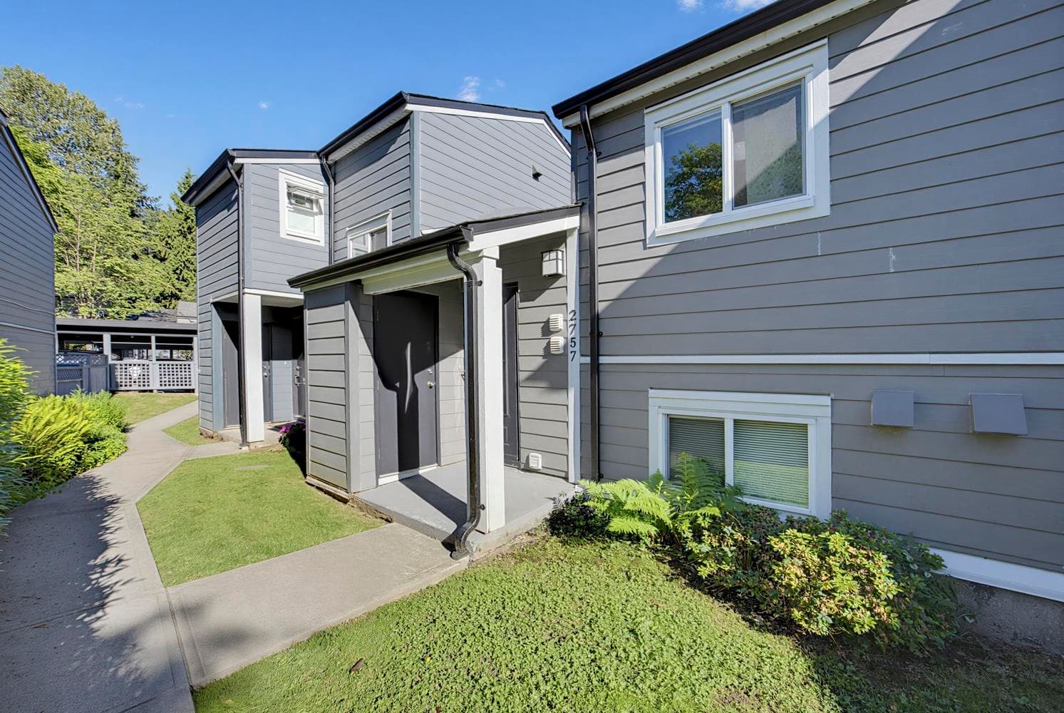 2757 Ellerslie Avenue, Burnaby, V5B 4R9 — photo 2