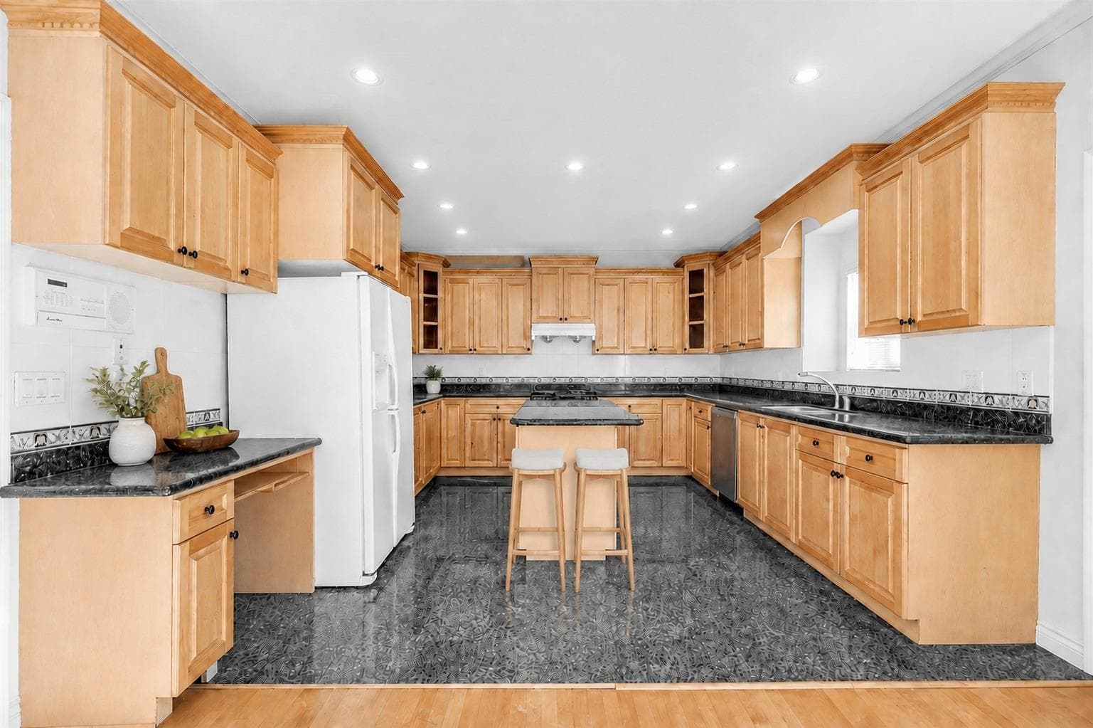213 W 28th Street, North Vancouver, V7N 2H9 — photo 4