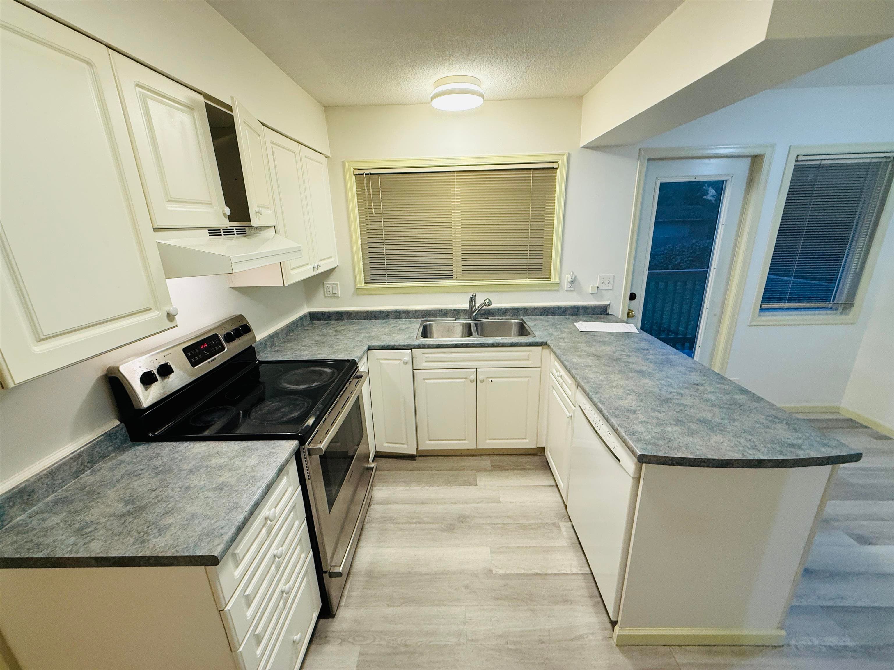 19371 76 Avenue, Surrey, V4N 6C6 — photo 2