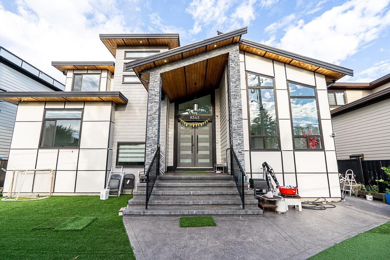 9342 156 Street, Surrey, V3R 4L2 — photo 1