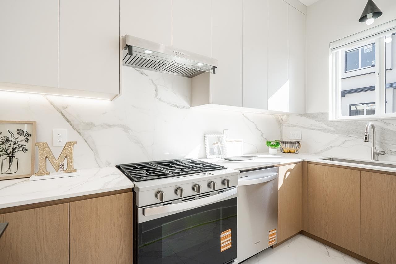 4 - 6692 Napier Street, Burnaby, V5B 2C3 — photo 4