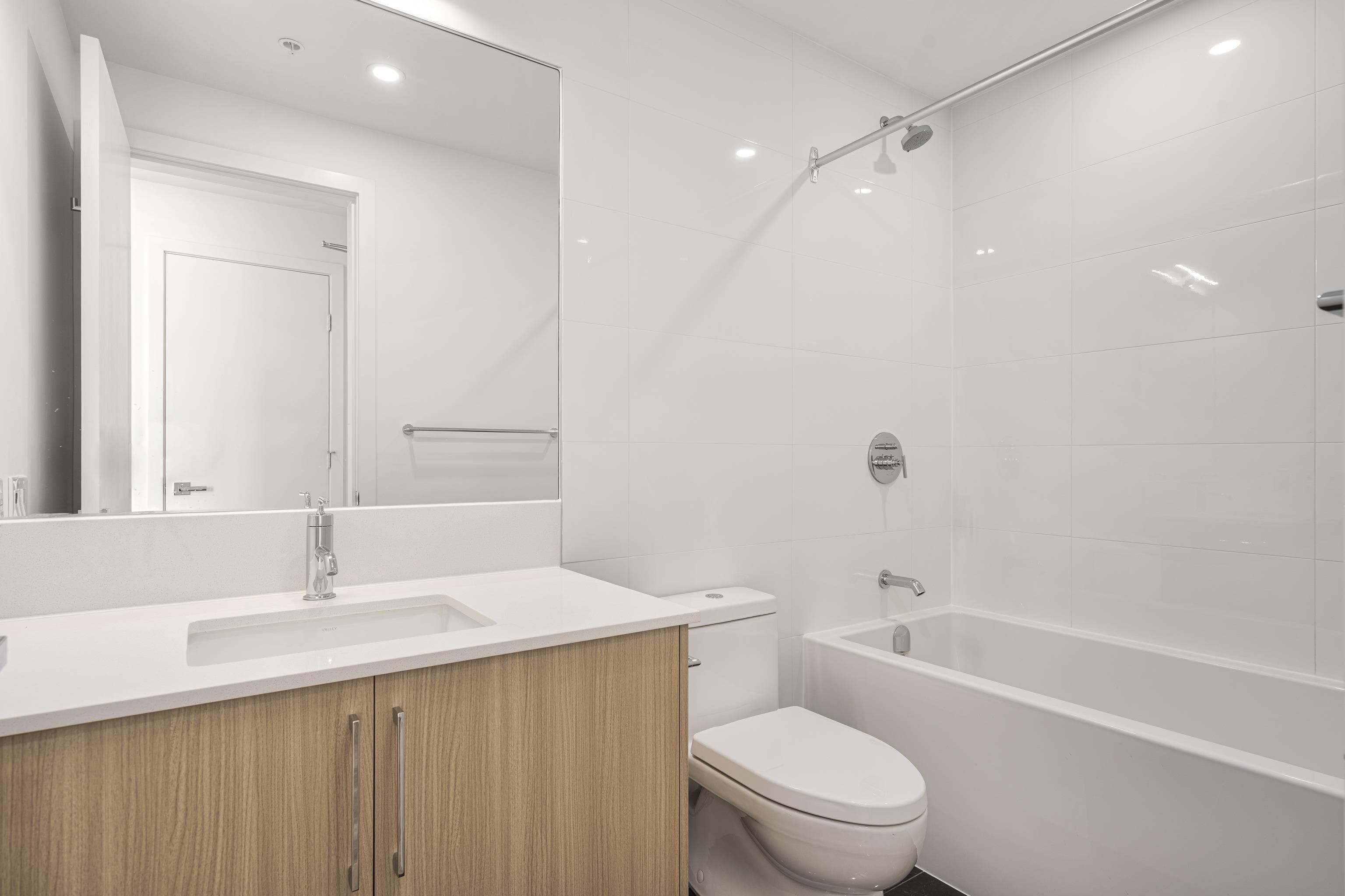 2801 - 9675 King George Boulevard, Surrey, V3T 0T7 — photo 2
