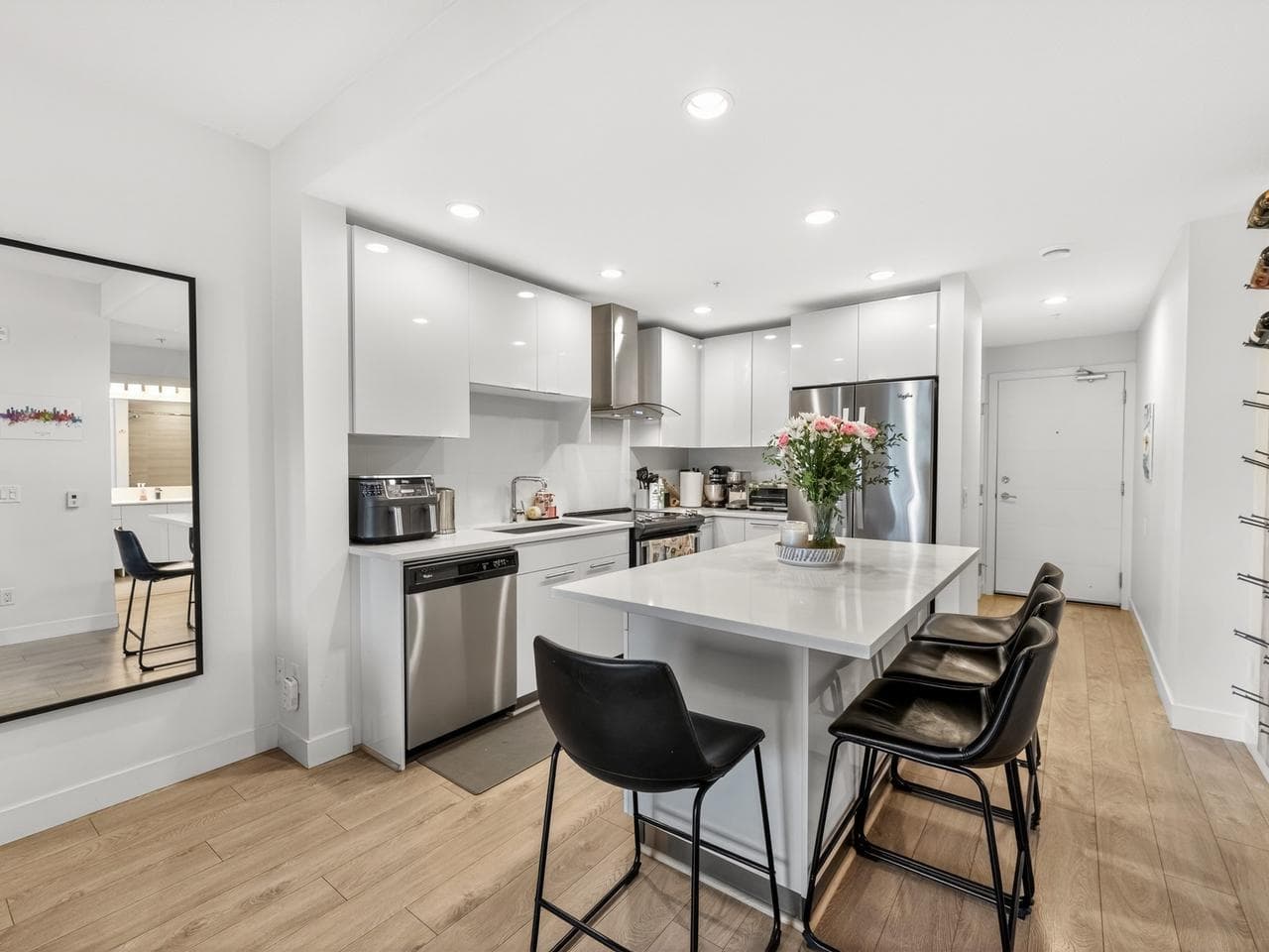 423 - 723 W 3rd Street, North Vancouver, V7M 0E4 — photo 1