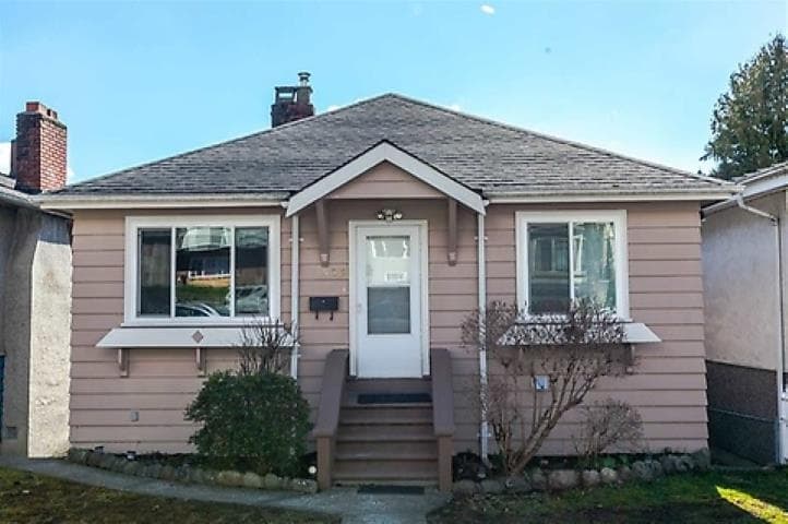 586 E 60th Avenue, Vancouver, V5X 2A3 — photo 1
