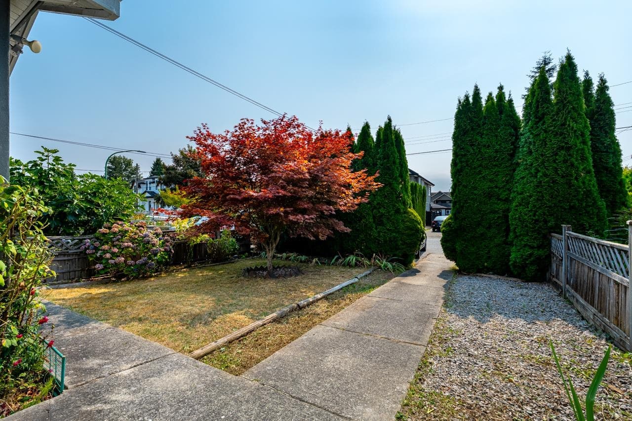 8207 15th Avenue, Burnaby, V3N 1X7 — photo 2