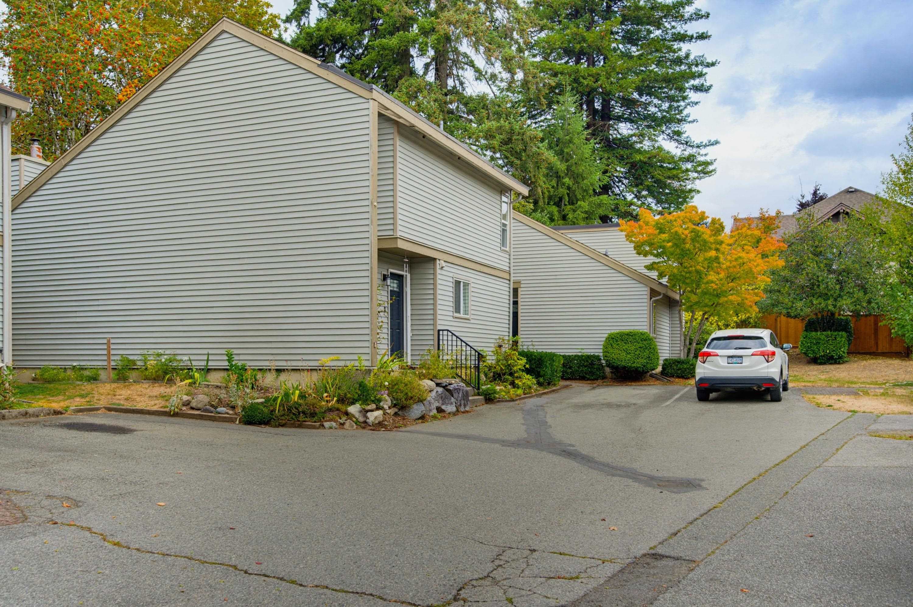 19207 Fairway Drive, Surrey, V3S 5M8 — photo 2