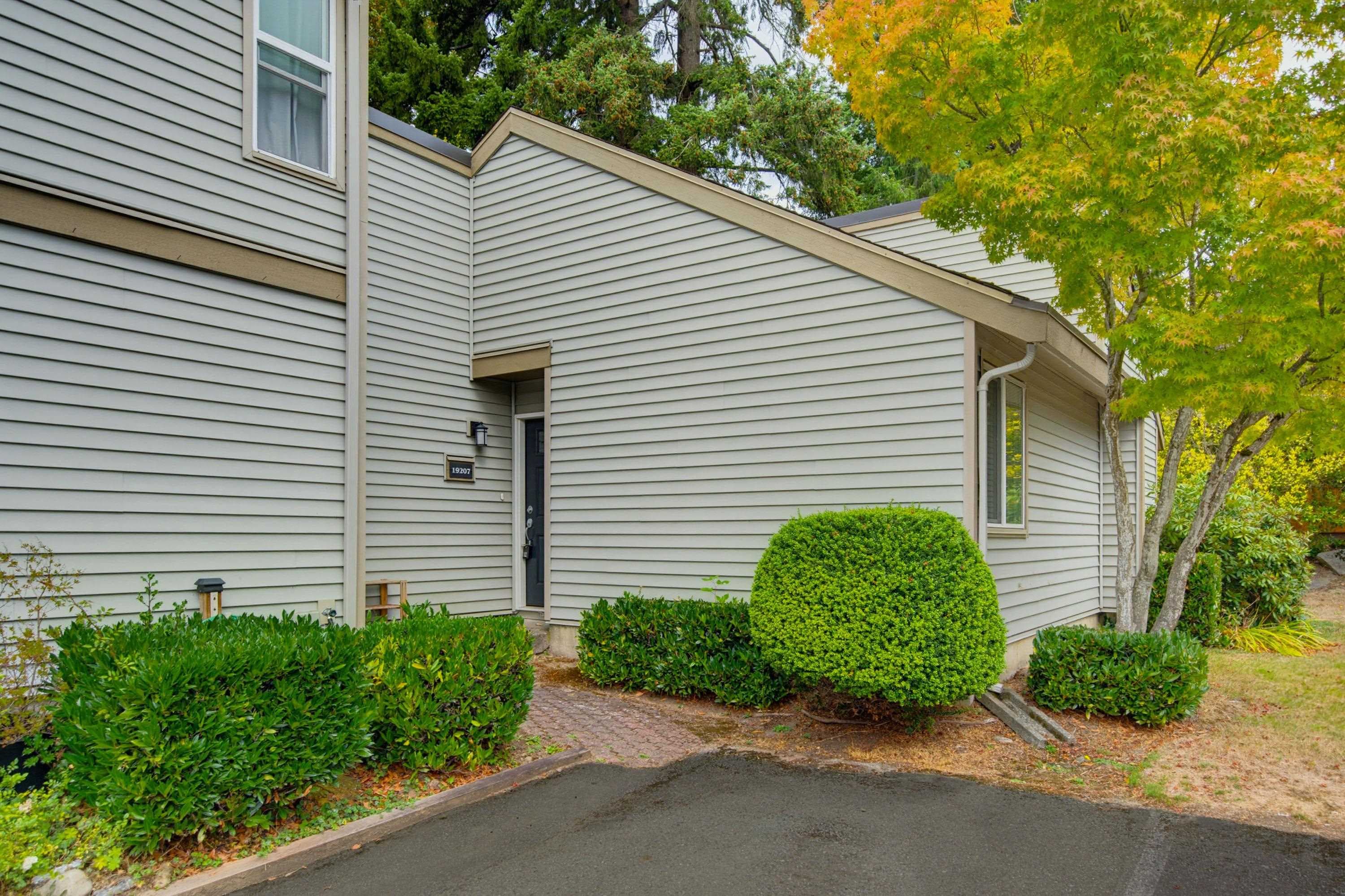 19207 Fairway Drive, Surrey, V3S 5M8 — photo 3