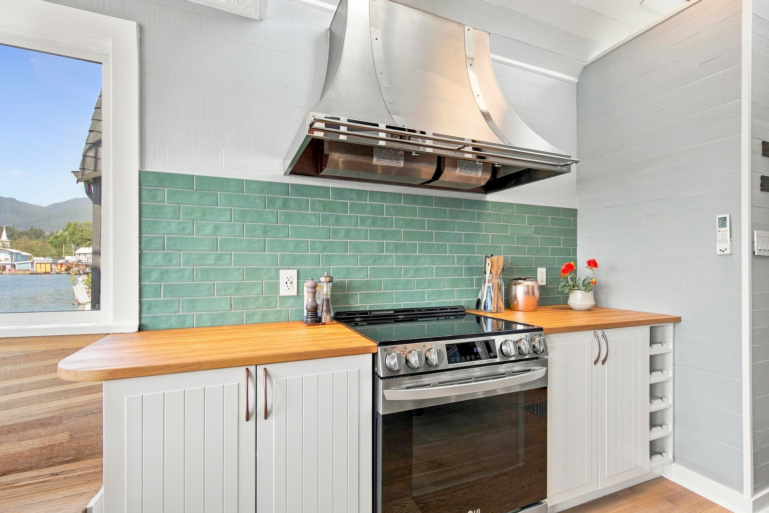 A23 - 415 W Esplanade Avenue, North Vancouver, V7M 1A6 — photo 5