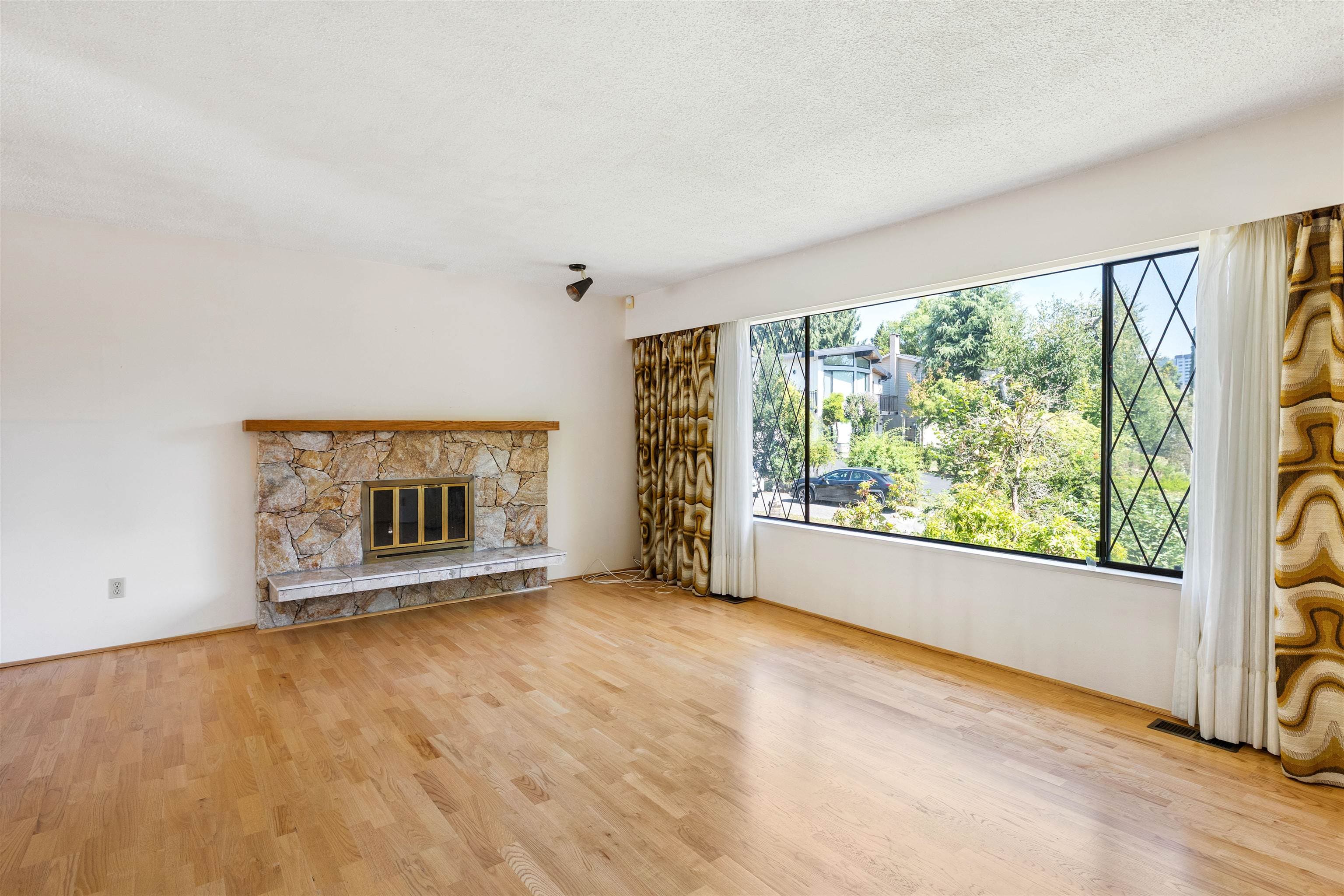 2019 Paulus Crescent, Burnaby, V5A 2M2 — photo 4
