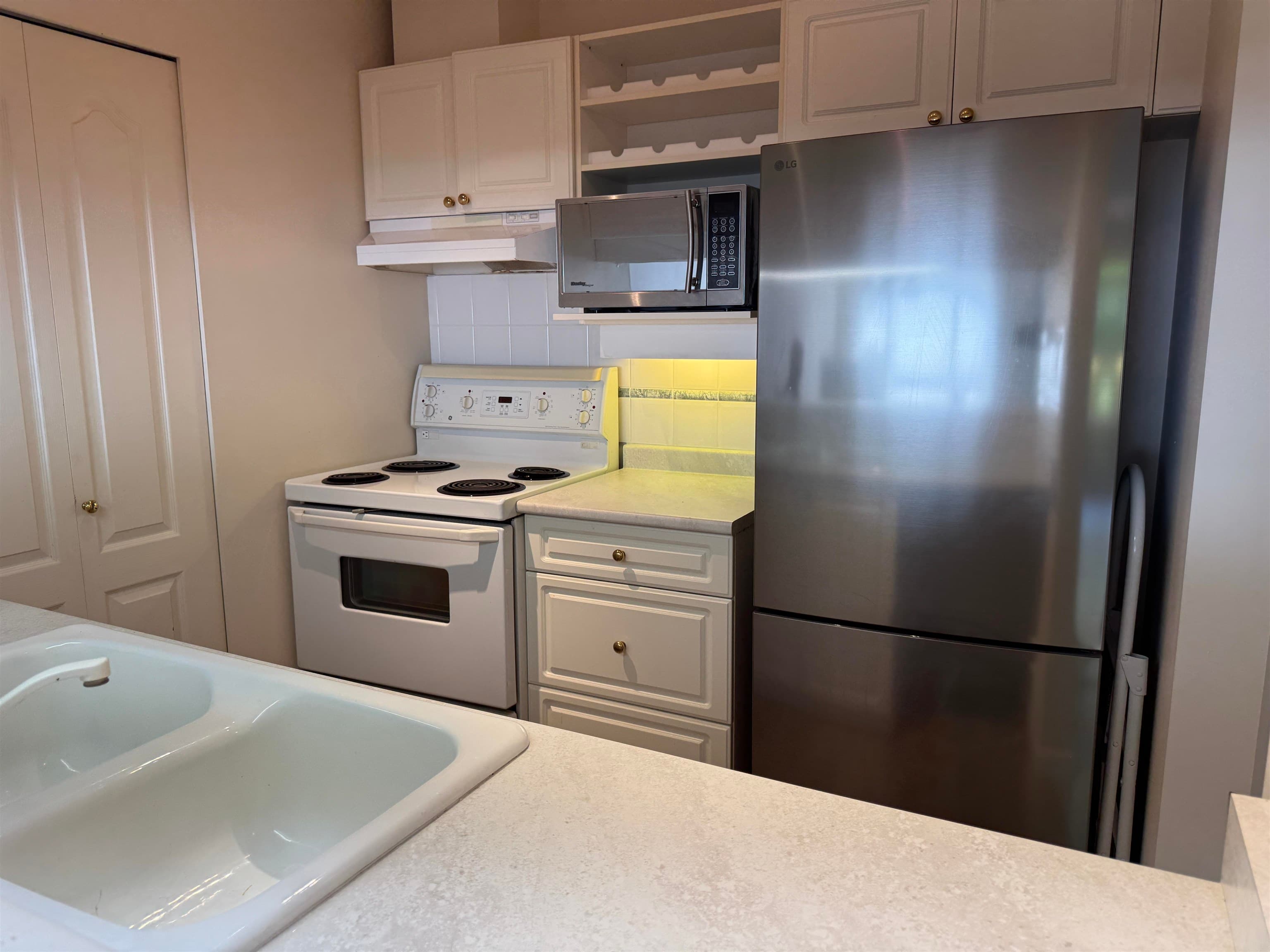 104 - 1588 Best Street, White Rock, V4B 4G1 — photo 5