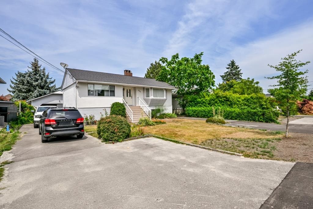 14677 111 Avenue, Surrey, V3R 2C2 — photo 3