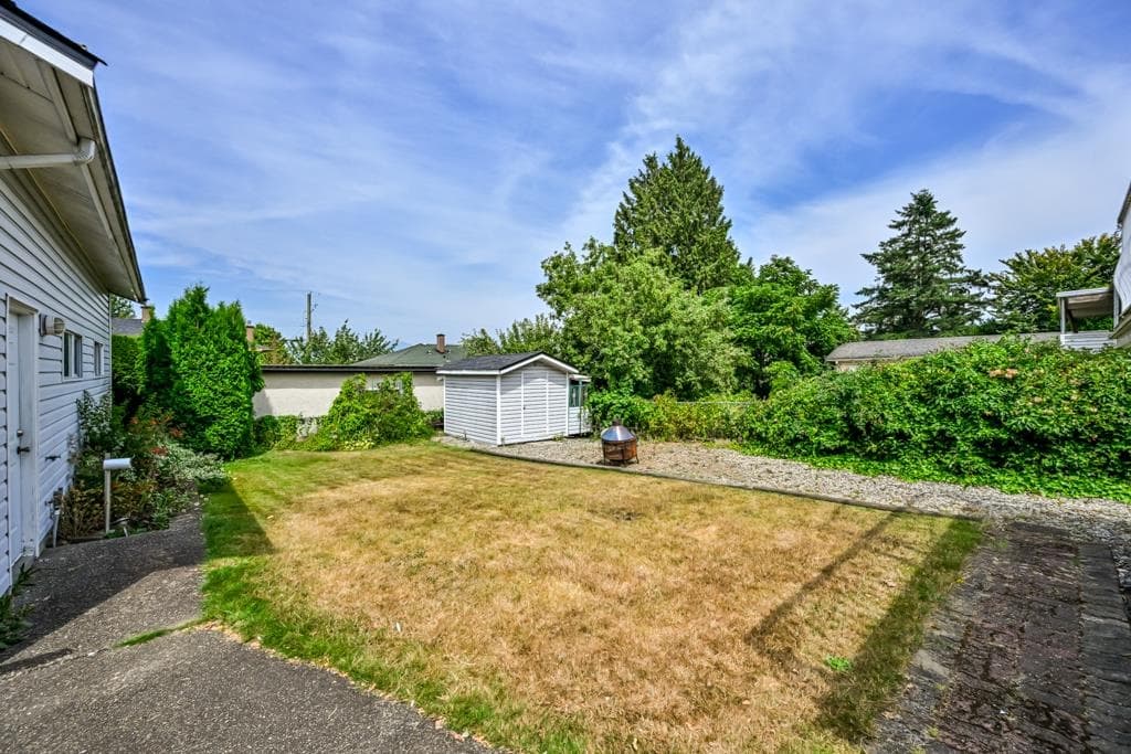 14677 111 Avenue, Surrey, V3R 2C2 — photo 4