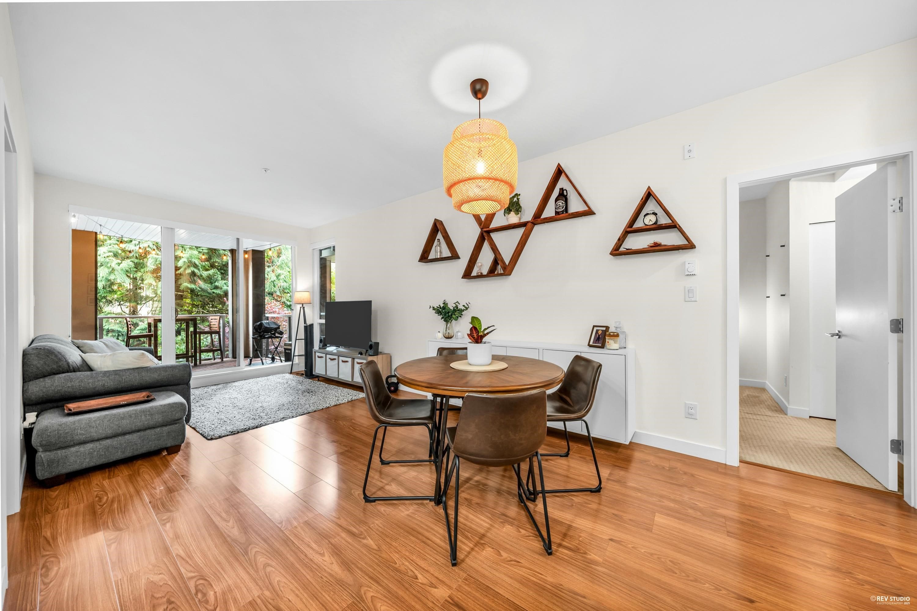 201 - 5460 Broadway, Burnaby, V5B 0B4 — photo 2