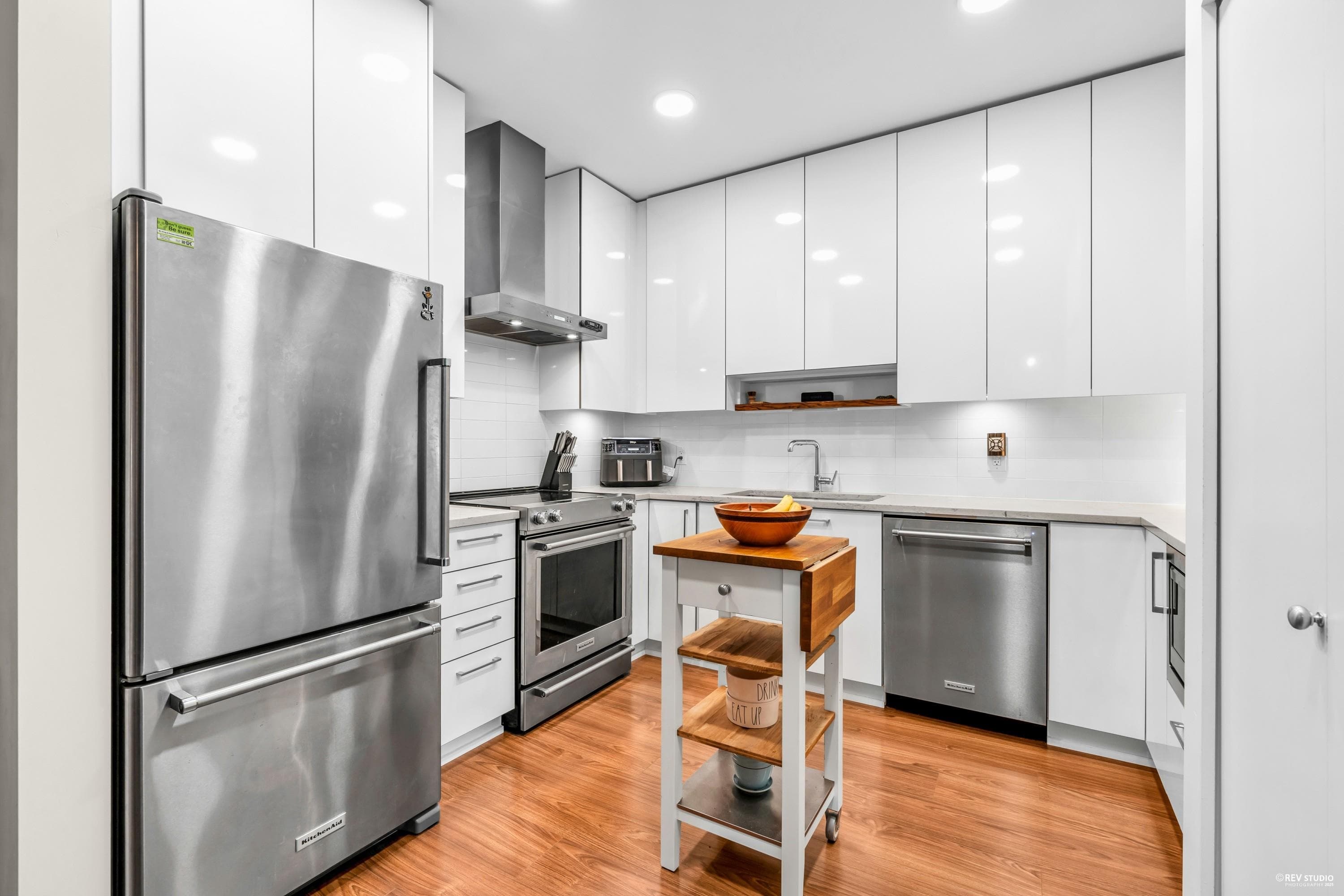 201 - 5460 Broadway, Burnaby, V5B 0B4 — photo 3