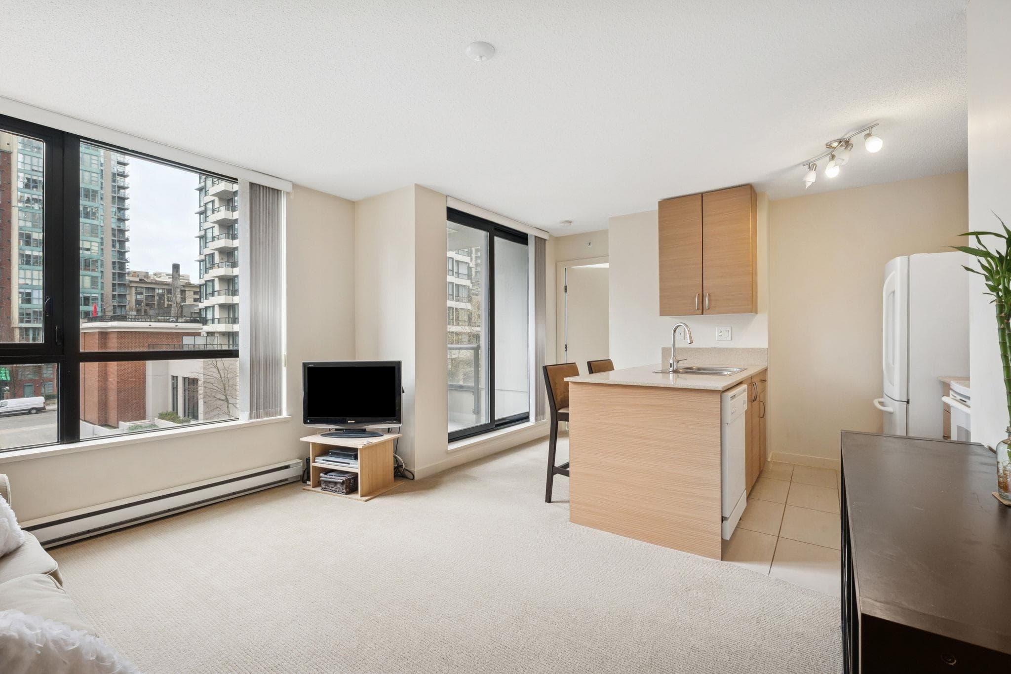502 - 977 Mainland Street, Vancouver, V6B 1T2 — photo 3